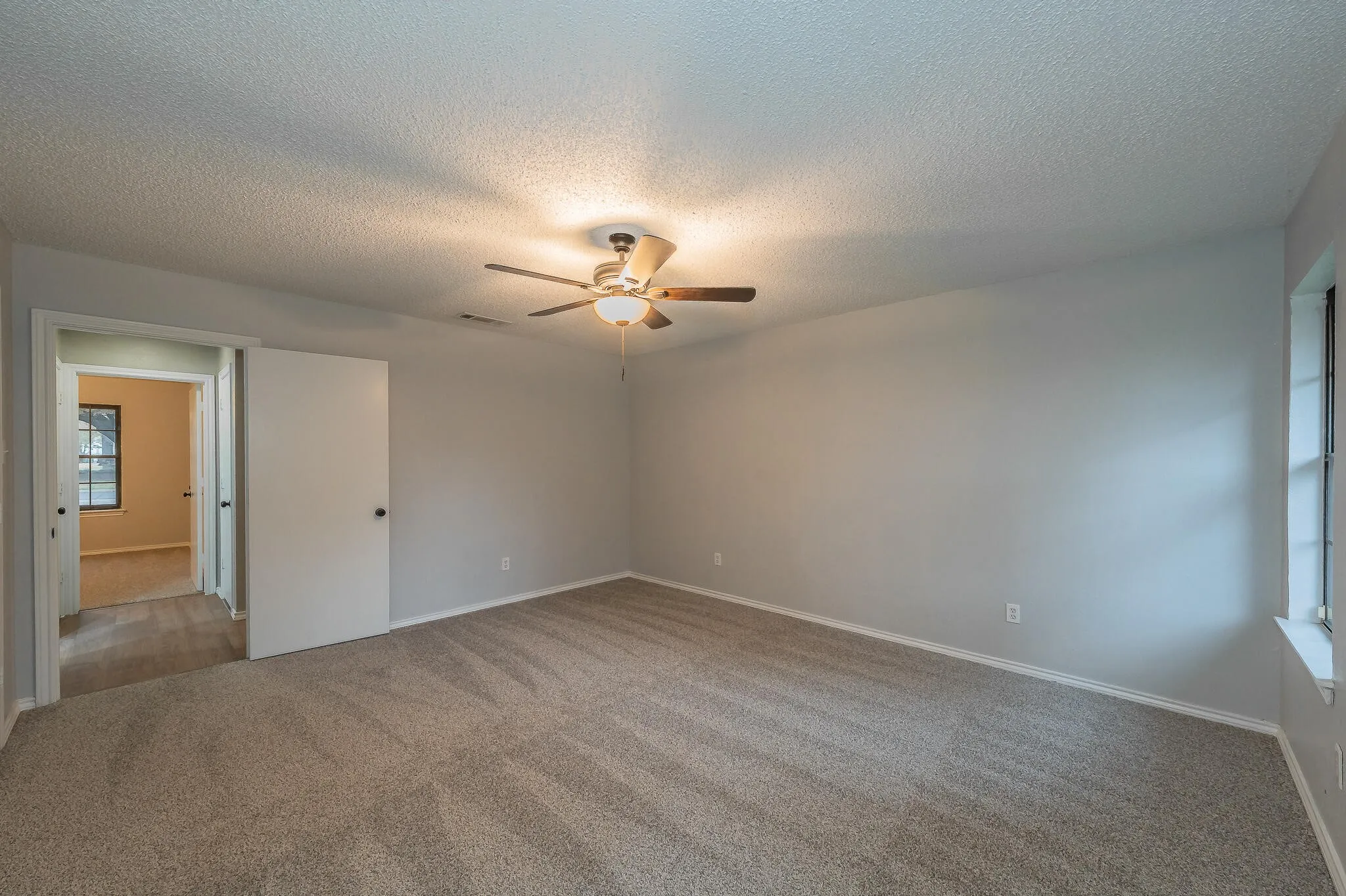 Single Family Residence For Sale in Tarrant County , 917 Bucknell Drive, Arlington, Texas 76012, 3 Bedroom, 2 Bathroom, 2 Garage spaces, 1,929 Sqft, built in 1978, mls#21300364, Real Estate Agent in Arlington, Homes For Sale in Tarrant county, Homes For Sale in Arlington, Realtor in Arlington Texas, Real Estate Brokerage Independent Realty Texas, Luminita Cordes Realtor