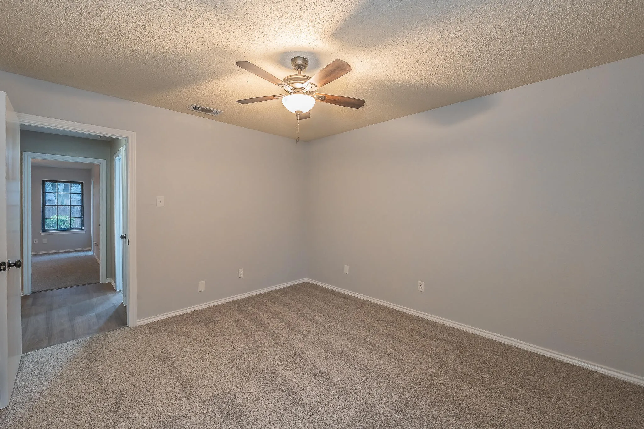 Single Family Residence For Sale in Tarrant County , 917 Bucknell Drive, Arlington, Texas 76012, 3 Bedroom, 2 Bathroom, 2 Garage spaces, 1,929 Sqft, built in 1978, mls#21300364, Real Estate Agent in Arlington, Homes For Sale in Tarrant county, Homes For Sale in Arlington, Realtor in Arlington Texas, Real Estate Brokerage Independent Realty Texas, Luminita Cordes Realtor