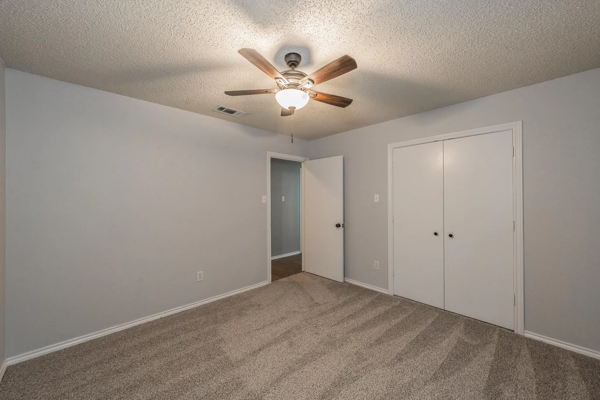 Single Family Residence For Sale in Tarrant County , 917 Bucknell Drive, Arlington, Texas 76012, 3 Bedroom, 2 Bathroom, 2 Garage spaces, 1,929 Sqft, built in 1978, mls#21300364, Real Estate Agent in Arlington, Homes For Sale in Tarrant county, Homes For Sale in Arlington, Realtor in Arlington Texas, Real Estate Brokerage Independent Realty Texas, Luminita Cordes Realtor