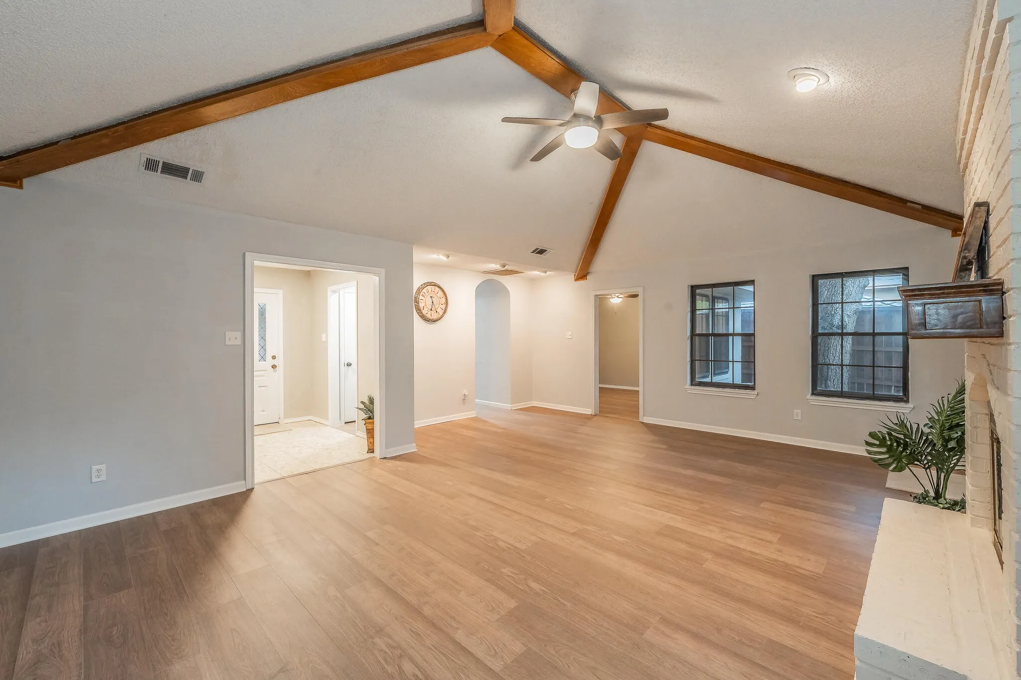 Single Family Residence For Sale in Tarrant County , 917 Bucknell Drive, Arlington, Texas 76012, 3 Bedroom, 2 Bathroom, 2 Garage spaces, 1,929 Sqft, built in 1978, mls#21300364, Real Estate Agent in Arlington, Homes For Sale in Tarrant county, Homes For Sale in Arlington, Realtor in Arlington Texas, Real Estate Brokerage Independent Realty Texas, Luminita Cordes Realtor