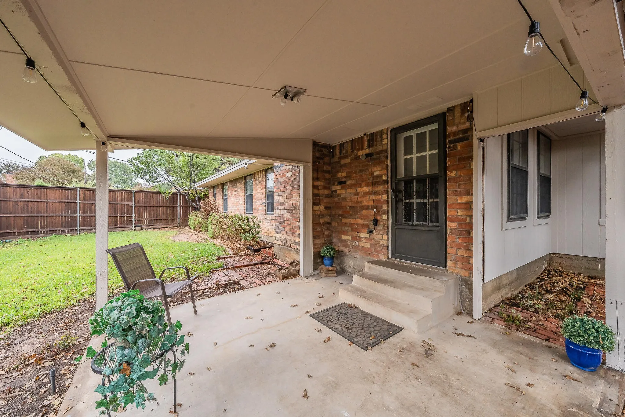 Single Family Residence For Sale in Tarrant County , 917 Bucknell Drive, Arlington, Texas 76012, 3 Bedroom, 2 Bathroom, 2 Garage spaces, 1,929 Sqft, built in 1978, mls#21300364, Real Estate Agent in Arlington, Homes For Sale in Tarrant county, Homes For Sale in Arlington, Realtor in Arlington Texas, Real Estate Brokerage Independent Realty Texas, Luminita Cordes Realtor
