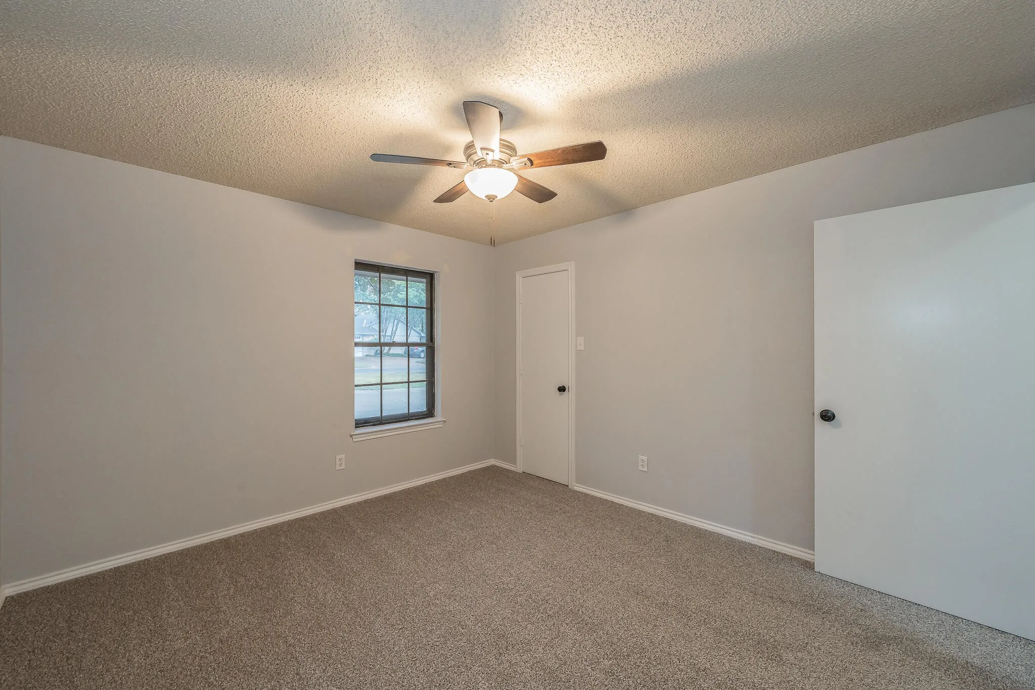Single Family Residence For Sale in Tarrant County , 917 Bucknell Drive, Arlington, Texas 76012, 3 Bedroom, 2 Bathroom, 2 Garage spaces, 1,929 Sqft, built in 1978, mls#21300364, Real Estate Agent in Arlington, Homes For Sale in Tarrant county, Homes For Sale in Arlington, Realtor in Arlington Texas, Real Estate Brokerage Independent Realty Texas, Luminita Cordes Realtor