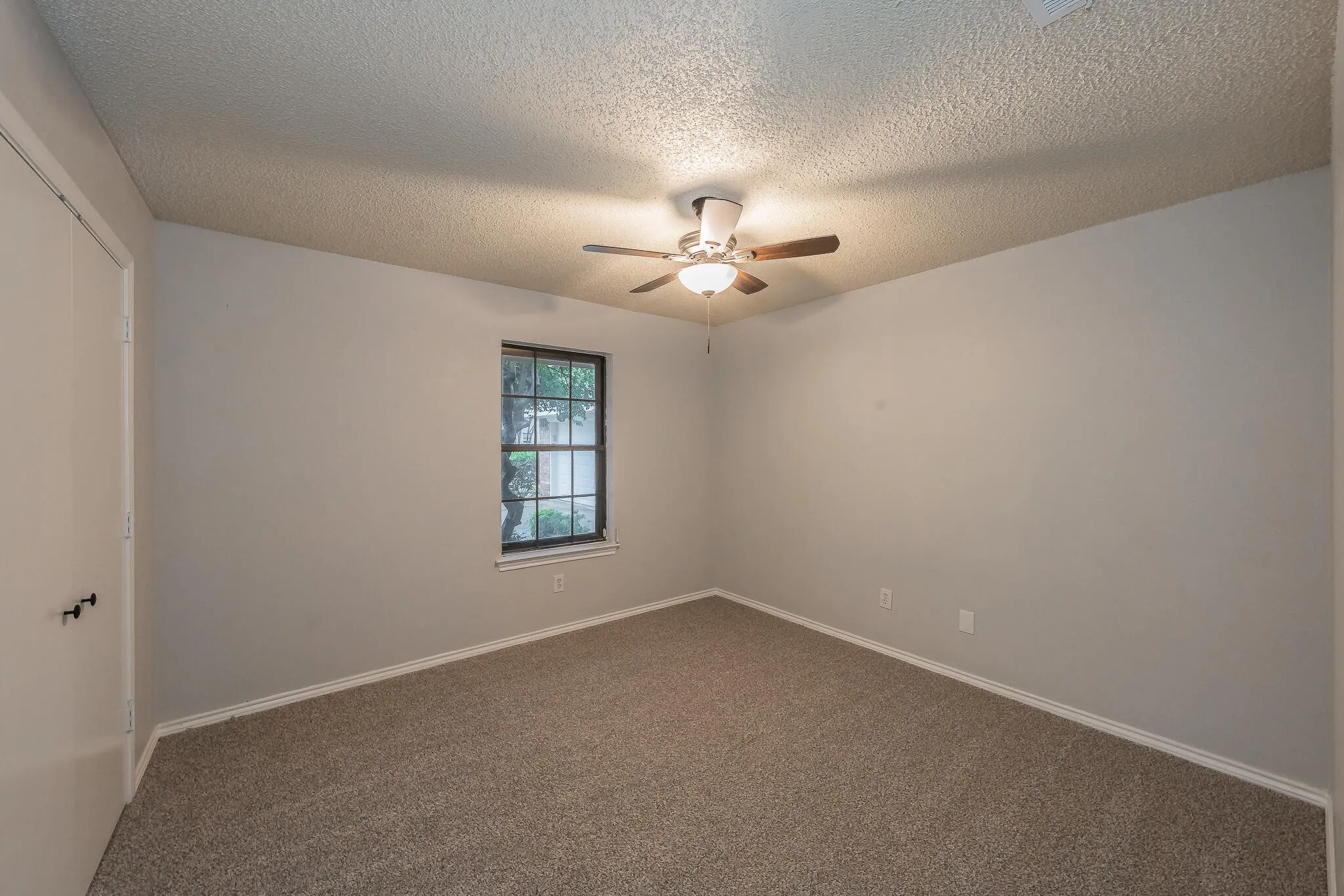 Single Family Residence For Sale in Tarrant County , 917 Bucknell Drive, Arlington, Texas 76012, 3 Bedroom, 2 Bathroom, 2 Garage spaces, 1,929 Sqft, built in 1978, mls#21300364, Real Estate Agent in Arlington, Homes For Sale in Tarrant county, Homes For Sale in Arlington, Realtor in Arlington Texas, Real Estate Brokerage Independent Realty Texas, Luminita Cordes Realtor