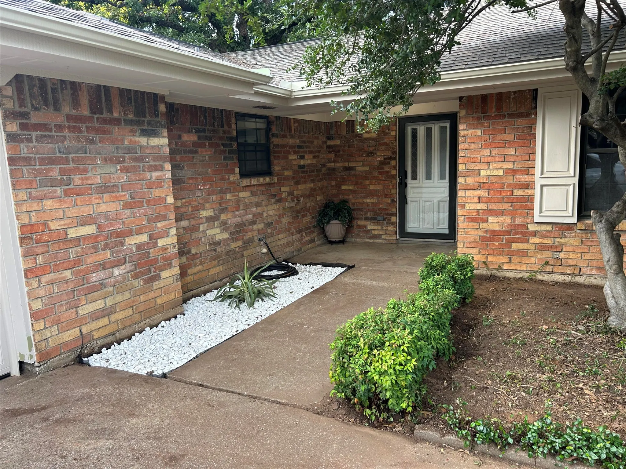 Single Family Residence For Sale in Tarrant County , 917 Bucknell Drive, Arlington, Texas 76012, 3 Bedroom, 2 Bathroom, 2 Garage spaces, 1,929 Sqft, built in 1978, mls#21300364, Real Estate Agent in Arlington, Homes For Sale in Tarrant county, Homes For Sale in Arlington, Realtor in Arlington Texas, Real Estate Brokerage Independent Realty Texas, Luminita Cordes Realtor