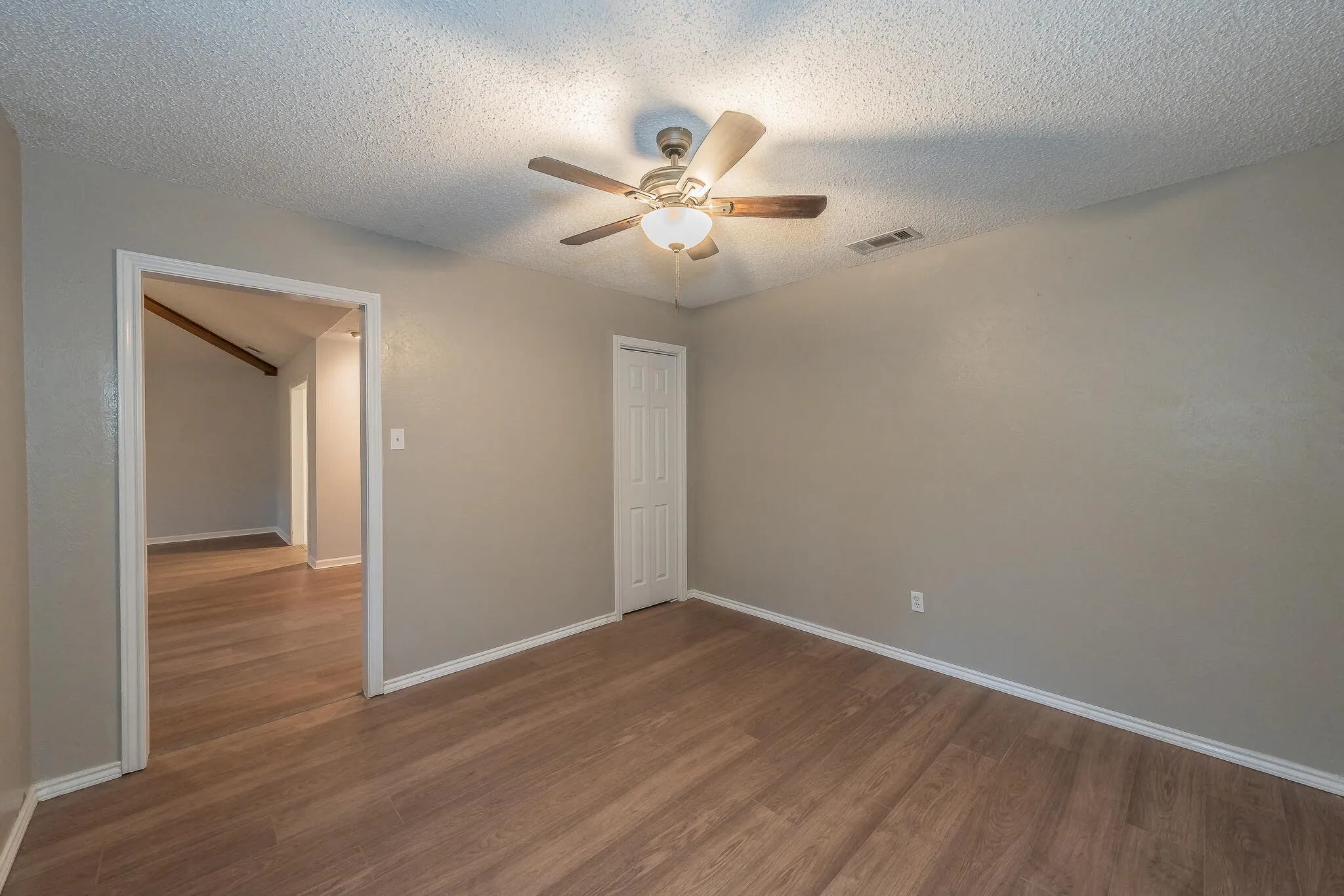 Single Family Residence For Sale in Tarrant County , 917 Bucknell Drive, Arlington, Texas 76012, 3 Bedroom, 2 Bathroom, 2 Garage spaces, 1,929 Sqft, built in 1978, mls#21300364, Real Estate Agent in Arlington, Homes For Sale in Tarrant county, Homes For Sale in Arlington, Realtor in Arlington Texas, Real Estate Brokerage Independent Realty Texas, Luminita Cordes Realtor