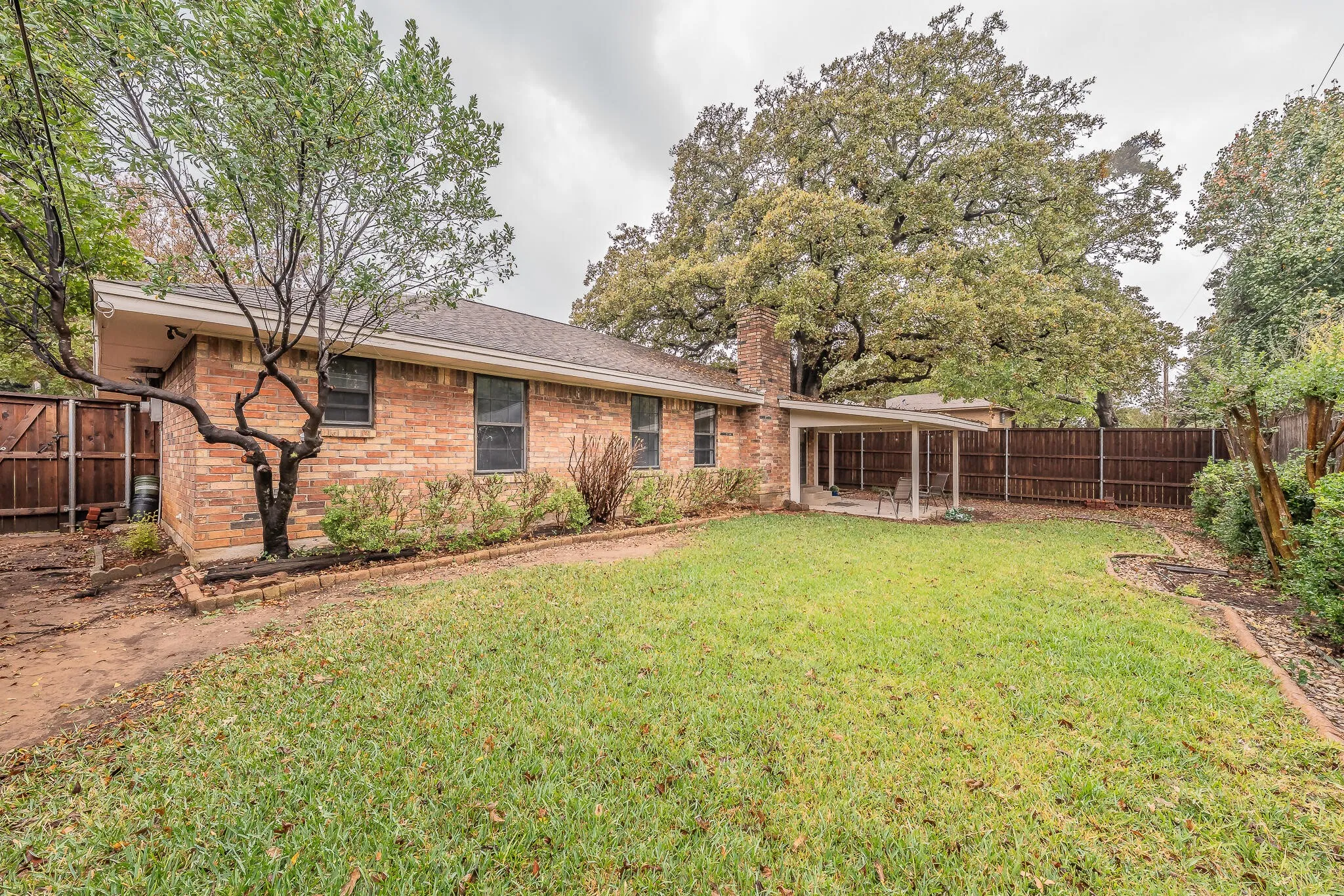 Single Family Residence For Sale in Tarrant County , 917 Bucknell Drive, Arlington, Texas 76012, 3 Bedroom, 2 Bathroom, 2 Garage spaces, 1,929 Sqft, built in 1978, mls#21300364, Real Estate Agent in Arlington, Homes For Sale in Tarrant county, Homes For Sale in Arlington, Realtor in Arlington Texas, Real Estate Brokerage Independent Realty Texas, Luminita Cordes Realtor