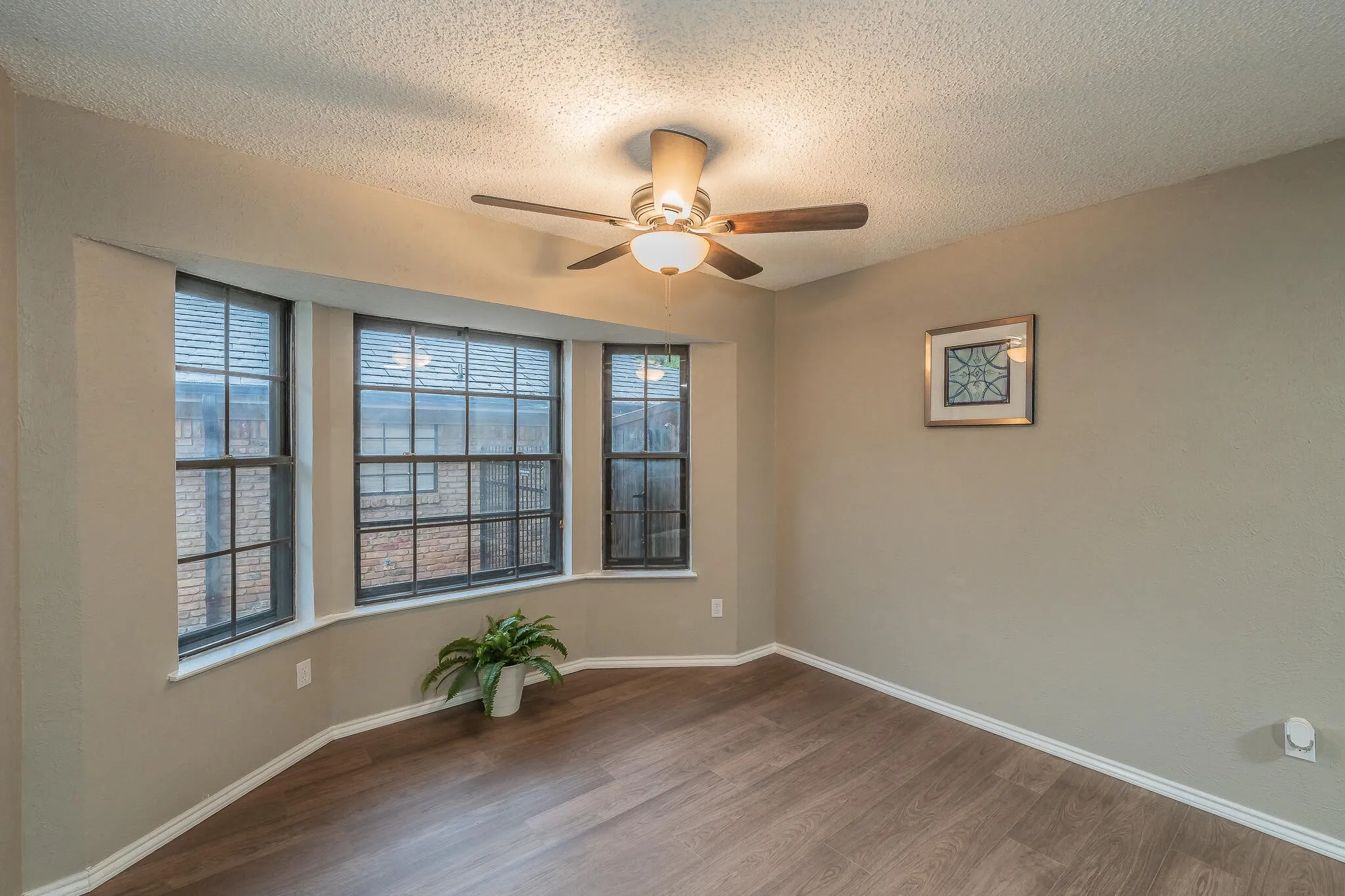 Single Family Residence For Sale in Tarrant County , 917 Bucknell Drive, Arlington, Texas 76012, 3 Bedroom, 2 Bathroom, 2 Garage spaces, 1,929 Sqft, built in 1978, mls#21300364, Real Estate Agent in Arlington, Homes For Sale in Tarrant county, Homes For Sale in Arlington, Realtor in Arlington Texas, Real Estate Brokerage Independent Realty Texas, Luminita Cordes Realtor