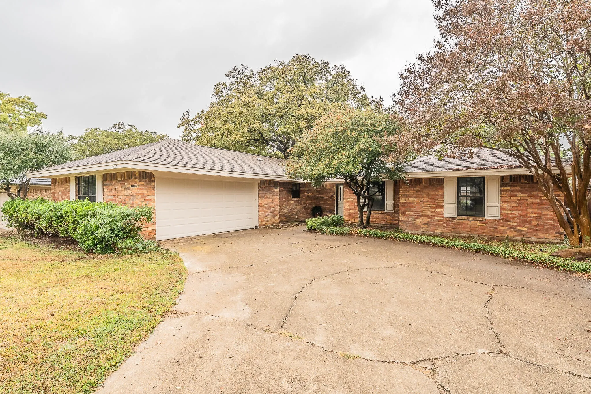 Single Family Residence For Sale in Tarrant County , 917 Bucknell Drive, Arlington, Texas 76012, 3 Bedroom, 2 Bathroom, 2 Garage spaces, 1,929 Sqft, built in 1978, mls#21300364, Real Estate Agent in Arlington, Homes For Sale in Tarrant county, Homes For Sale in Arlington, Realtor in Arlington Texas, Real Estate Brokerage Independent Realty Texas, Luminita Cordes Realtor