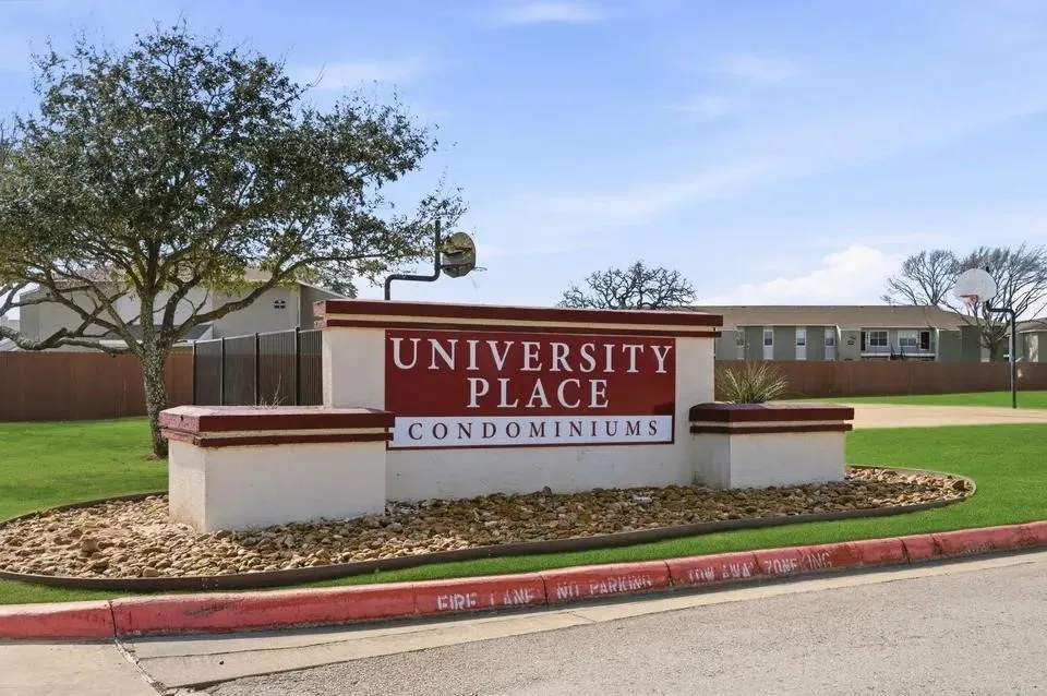 Condominium For Sale in Brazos County , 521 Southwest Parkway 304, College Station, Texas 77840, 4 Bedroom, 4 Bathroom, Garage spaces, 1,236 Sqft, built in 1999, mls#21300385, Real Estate Agent in College Station, Homes For Sale in Brazos county, Homes For Sale in College Station, Realtor in College Station Texas, Real Estate Brokerage Independent Realty Texas, Luminita Cordes Realtor