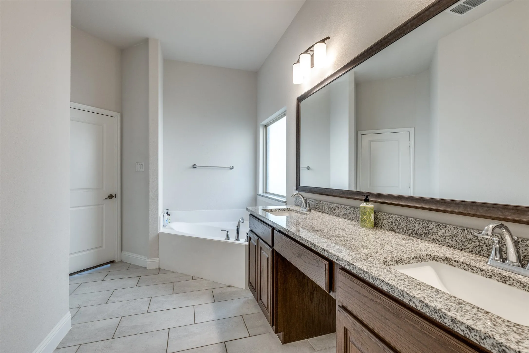 Single Family Residence For Rent in Tarrant County , 672 Harris Ridge Drive, Arlington, Texas 76002, 4 Bedroom, 3 Bathroom, 2 Garage spaces, 3,218 Sqft, built in 2019, mls#21300350, Real Estate Agent in Arlington, Homes For Rent in Tarrant county, Homes For Rent in Arlington, Realtor in Arlington Texas, Real Estate Brokerage Independent Realty Texas, Luminita Cordes Realtor