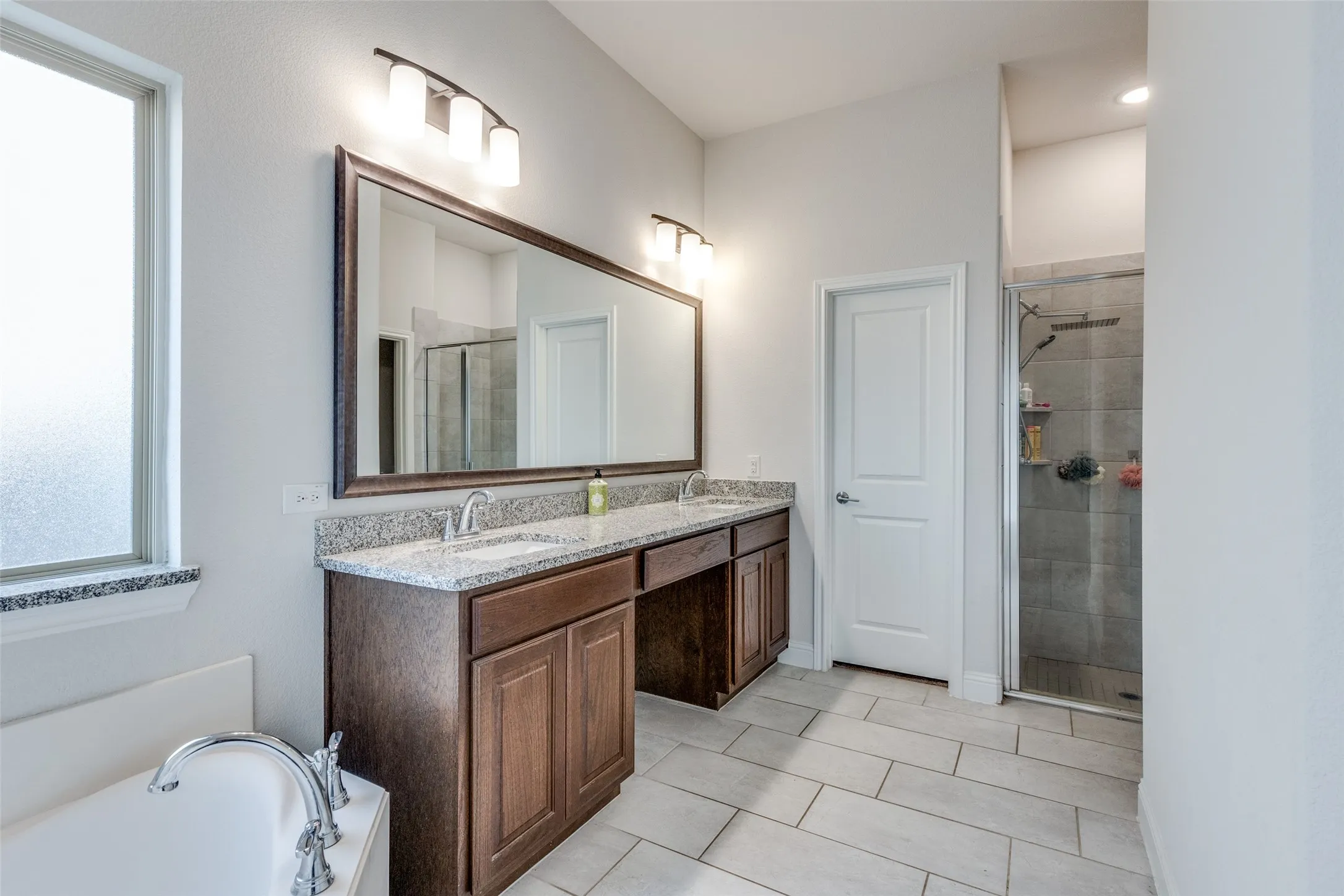 Single Family Residence For Rent in Tarrant County , 672 Harris Ridge Drive, Arlington, Texas 76002, 4 Bedroom, 3 Bathroom, 2 Garage spaces, 3,218 Sqft, built in 2019, mls#21300350, Real Estate Agent in Arlington, Homes For Rent in Tarrant county, Homes For Rent in Arlington, Realtor in Arlington Texas, Real Estate Brokerage Independent Realty Texas, Luminita Cordes Realtor