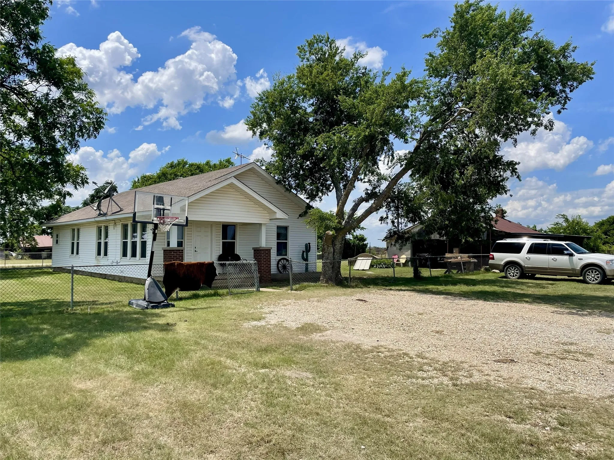 Farm For Rent in Denton County , 4969 Sam Bass Road, Sanger, Texas 76266, 3 Bedrooms, 2 Bathrooms, Garage spaces, 1,260 Sqft, built in 1969, Price $2,000, mls#21285319, Real Estate Agent in Sanger, Homes For Rent in Denton county, Homes For Rent in Sanger, Realtor in Sanger Texas, Real Estate Brokerage Independent Realty Texas, Luminita Cordes Realtor