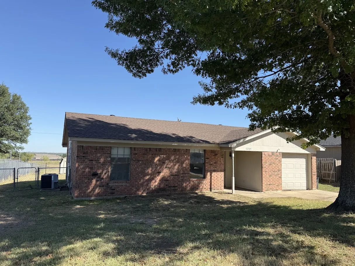 Single Family Residence For Sale in Tarrant County , 11204 Liberty School Road, Pelican Bay, Texas 76020, 3 Bedroom, 2 Bathroom, 1 Garage spaces, 1,088 Sqft, built in 1987, mls#21299526, Real Estate Agent in Pelican Bay, Homes For Sale in Tarrant county, Homes For Sale in Pelican Bay, Realtor in Pelican Bay Texas, Real Estate Brokerage Independent Realty Texas, Luminita Cordes Realtor