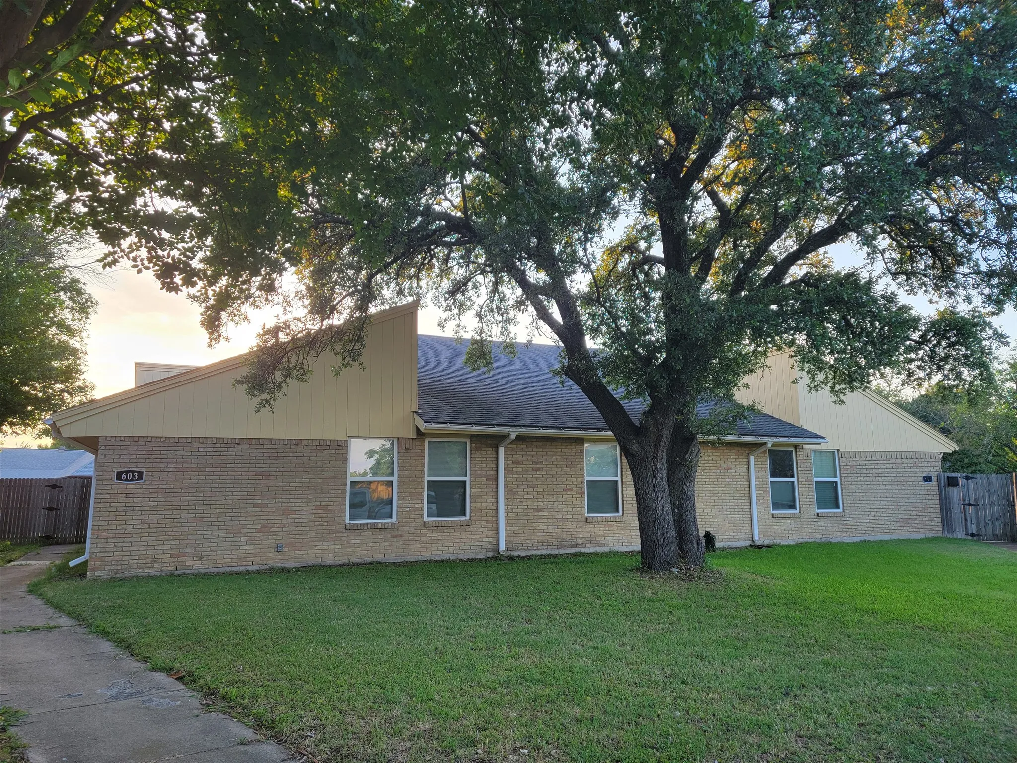 Duplex For Sale in Dallas County , 603 Woodhaven Place, Richardson, Texas 75081, 6 Bedroom, 6 Bathroom, Garage spaces, 0 Sqft, built in 1973, mls#21295036, Real Estate Agent in Richardson, Homes For Sale in Dallas county, Homes For Sale in Richardson, Realtor in Richardson Texas, Real Estate Brokerage Independent Realty Texas, Luminita Cordes Realtor