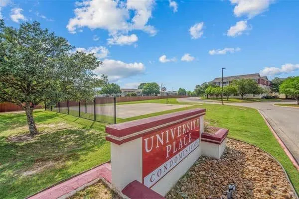 Condominium For Sale in Brazos County , 525 Southwest Parkway 104, College Station, Texas 77840, 4 Bedroom, 4 Bathroom, Garage spaces, 1,236 Sqft, built in 2000, mls#21300415, Real Estate Agent in College Station, Homes For Sale in Brazos county, Homes For Sale in College Station, Realtor in College Station Texas, Real Estate Brokerage Independent Realty Texas, Luminita Cordes Realtor