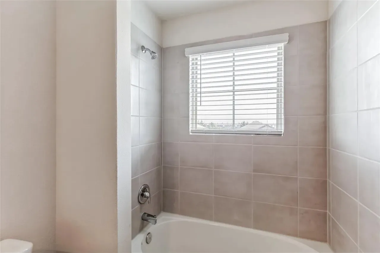 Single Family Residence For Rent in Grayson County , 3124 Sweetwater Way, Sherman, Texas 75090, 4 Bedroom, 3 Bathroom, 2 Garage spaces, 2,262 Sqft, built in 2022, mls#21292379, Real Estate Agent in Sherman, Homes For Rent in Grayson county, Homes For Rent in Sherman, Realtor in Sherman Texas, Real Estate Brokerage Independent Realty Texas, Luminita Cordes Realtor
