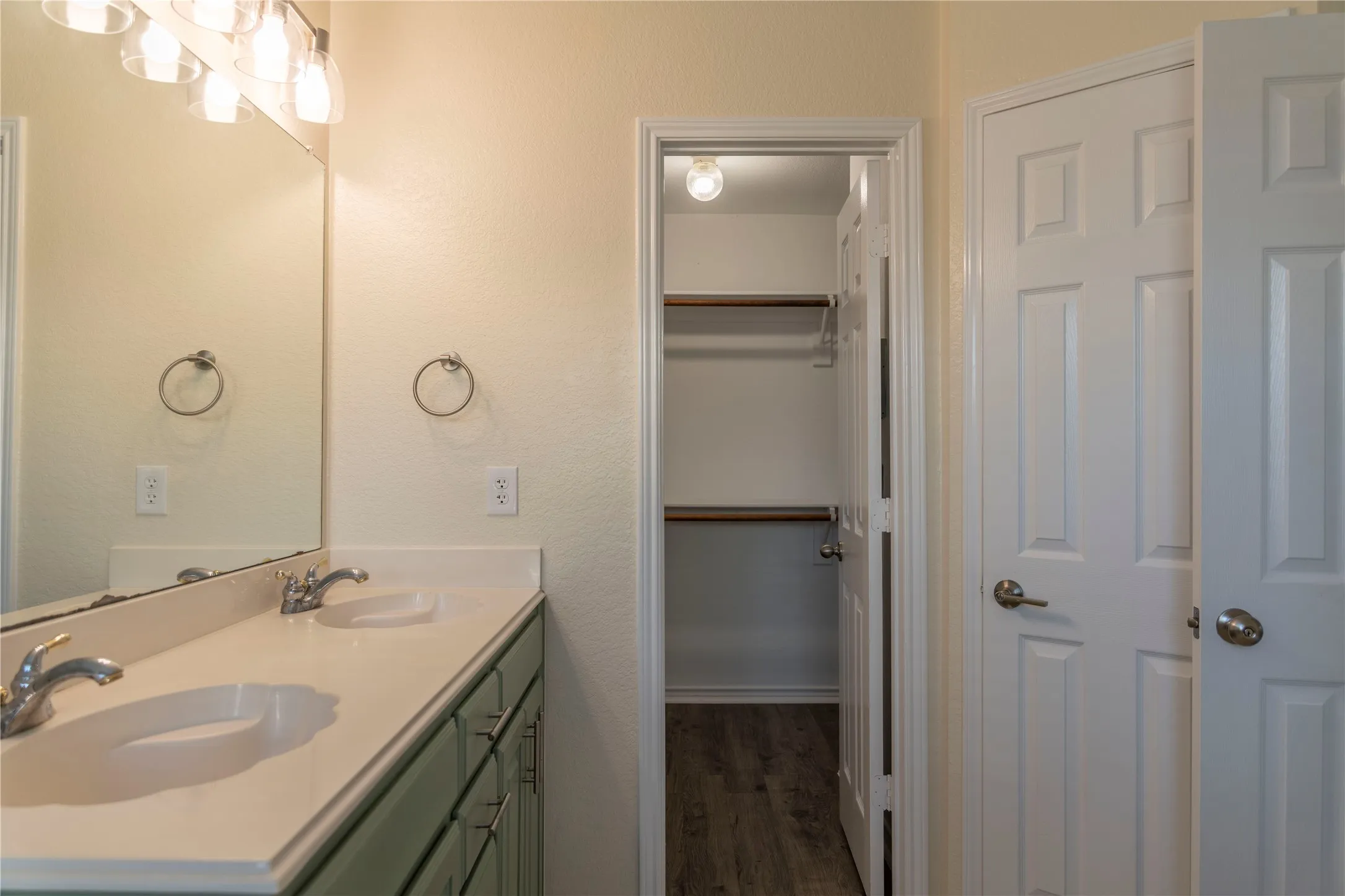 Single Family Residence For Sale in Collin County , 15534 Durango Drive, Frisco, Texas 75035, 3 Bedrooms, 2 Bathrooms, 2 Garage spaces, 1,825 Sqft, built in 2002, Price $424,900, mls#21300417, Real Estate Agent in Frisco, Homes For Sale in Collin county, Homes For Sale in Frisco, Realtor in Frisco Texas, Real Estate Brokerage Independent Realty Texas, Luminita Cordes Realtor