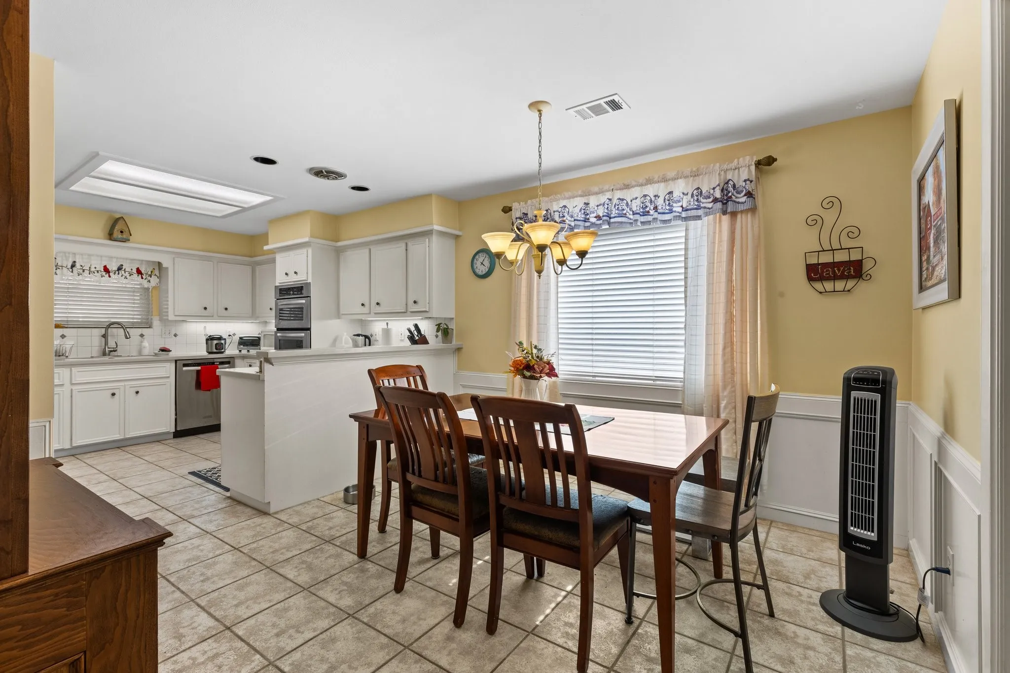 Single Family Residence For Sale in Harris County , 5602 Fountainbridge Ln, Houston, Texas 77069, 4 Bedrooms, 3 Bathrooms, 2 Garage spaces, 2,824 Sqft, built in 1979, Price $374,900, mls#21300340, Real Estate Agent in Houston, Homes For Sale in Harris county, Homes For Sale in Houston, Realtor in Houston Texas, Real Estate Brokerage Independent Realty Texas, Luminita Cordes Realtor