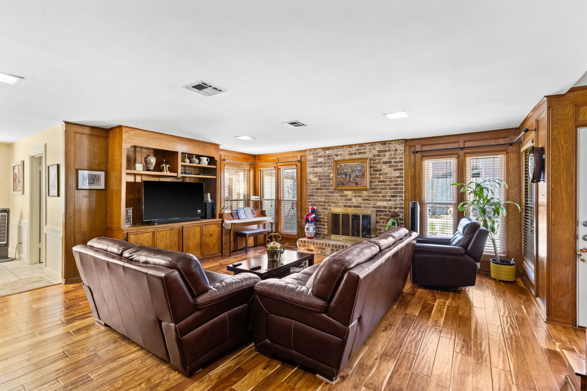 Single Family Residence For Sale in Harris County , 5602 Fountainbridge Ln, Houston, Texas 77069, 4 Bedrooms, 3 Bathrooms, 2 Garage spaces, 2,824 Sqft, built in 1979, Price $374,900, mls#21300340, Real Estate Agent in Houston, Homes For Sale in Harris county, Homes For Sale in Houston, Realtor in Houston Texas, Real Estate Brokerage Independent Realty Texas, Luminita Cordes Realtor
