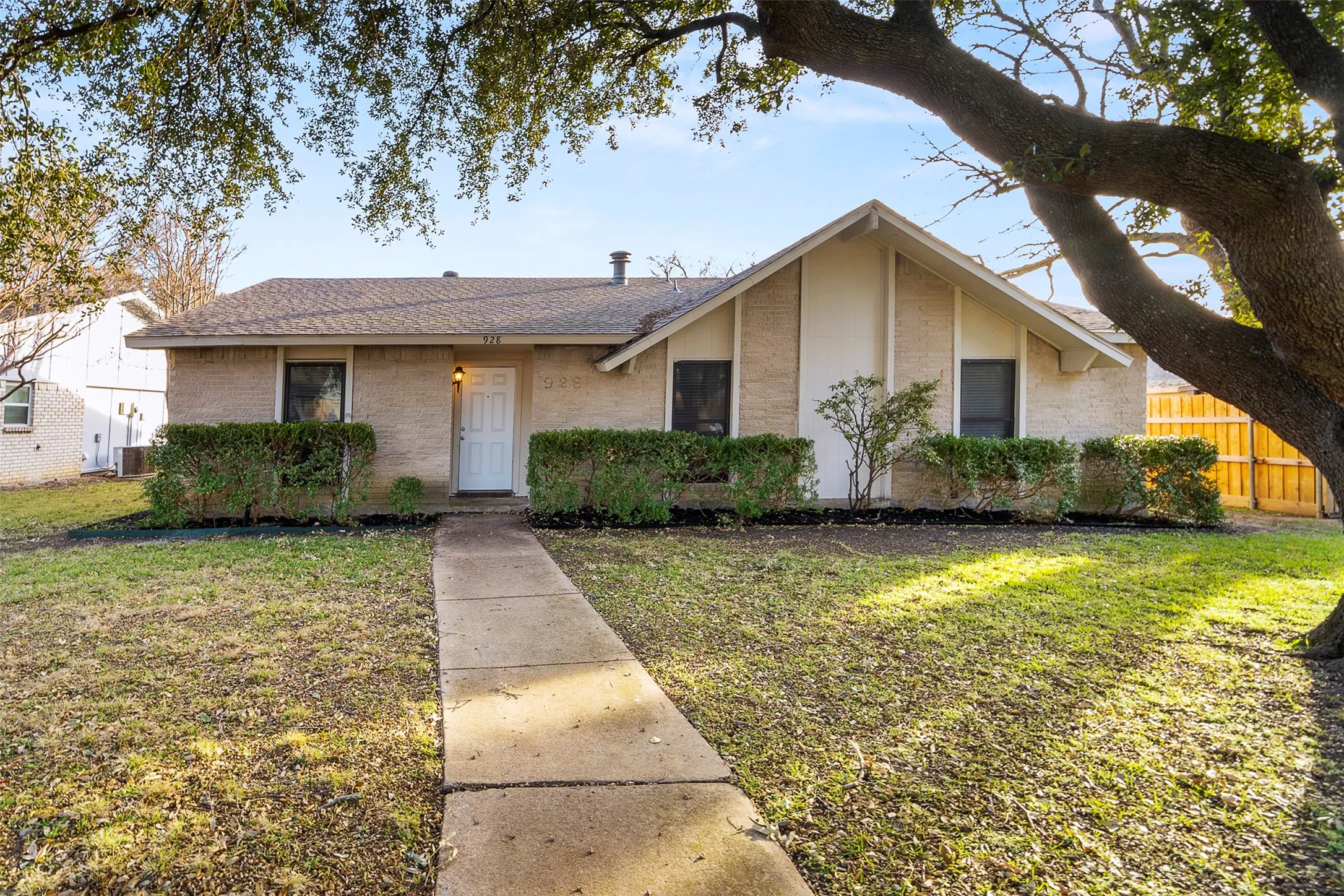 Single Family Residence For Sale in Collin County , 928 Overdowns Drive, Plano, Texas 75023, 3 Bedrooms, 2 Bathrooms, 2 Garage spaces, 1,458 Sqft, built in 1975, Price $364,000, mls#21300444, Real Estate Agent in Plano, Homes For Sale in Collin county, Homes For Sale in Plano, Realtor in Plano Texas, Real Estate Brokerage Independent Realty Texas, Luminita Cordes Realtor