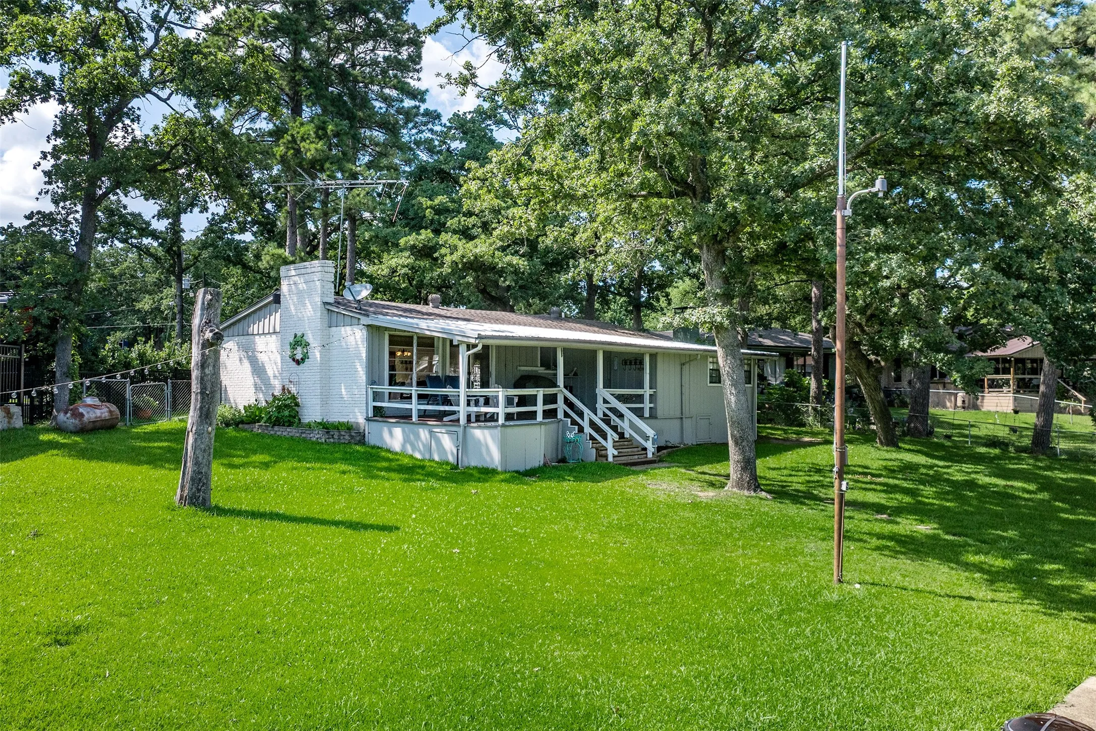 Single Family Residence For Sale in Henderson County , 1725 Oak Shore Drive, Tool, Texas 75143, 2 Bedroom, 3 Bathroom, Garage spaces, 1,416 Sqft, built in 1974, mls#21298914, Real Estate Agent in Tool, Homes For Sale in Henderson county, Homes For Sale in Tool, Realtor in Tool Texas, Real Estate Brokerage Independent Realty Texas, Luminita Cordes Realtor