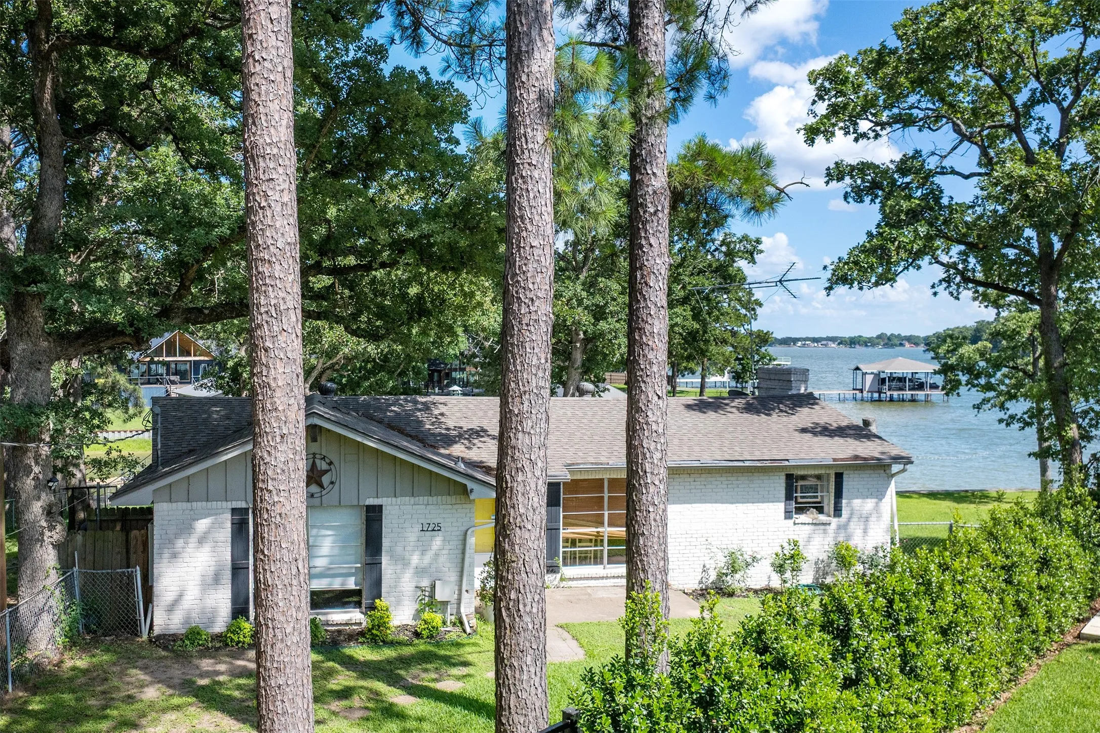 Single Family Residence For Sale in Henderson County , 1725 Oak Shore Drive, Tool, Texas 75143, 2 Bedroom, 3 Bathroom, Garage spaces, 1,416 Sqft, built in 1974, mls#21298914, Real Estate Agent in Tool, Homes For Sale in Henderson county, Homes For Sale in Tool, Realtor in Tool Texas, Real Estate Brokerage Independent Realty Texas, Luminita Cordes Realtor