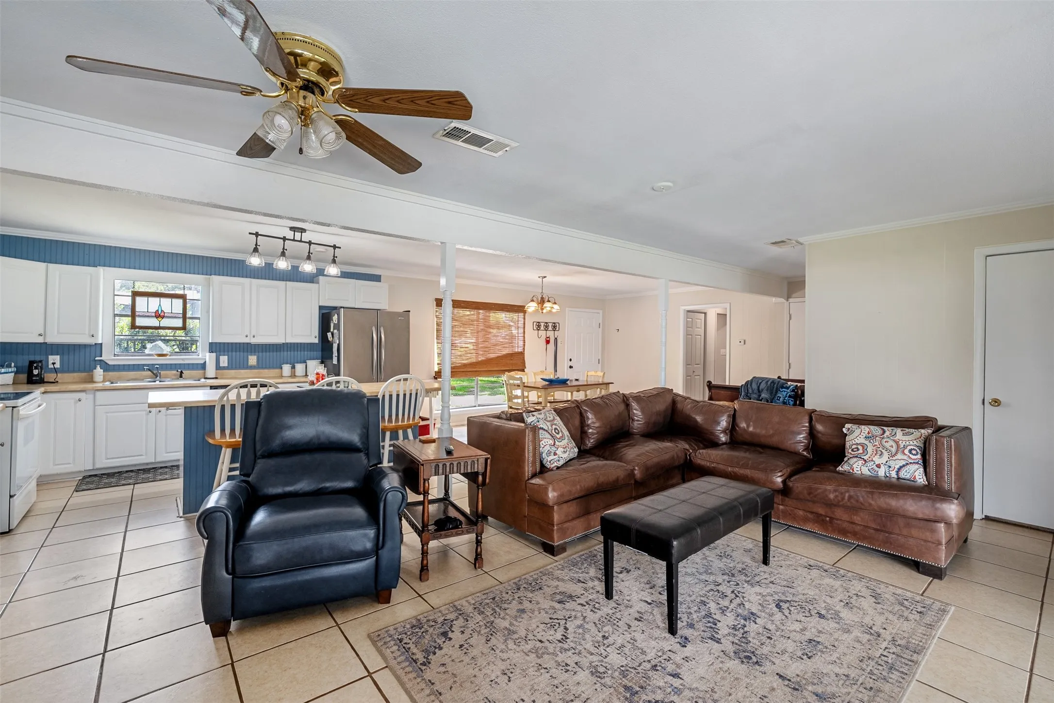 Single Family Residence For Sale in Henderson County , 1725 Oak Shore Drive, Tool, Texas 75143, 2 Bedroom, 3 Bathroom, Garage spaces, 1,416 Sqft, built in 1974, mls#21298914, Real Estate Agent in Tool, Homes For Sale in Henderson county, Homes For Sale in Tool, Realtor in Tool Texas, Real Estate Brokerage Independent Realty Texas, Luminita Cordes Realtor
