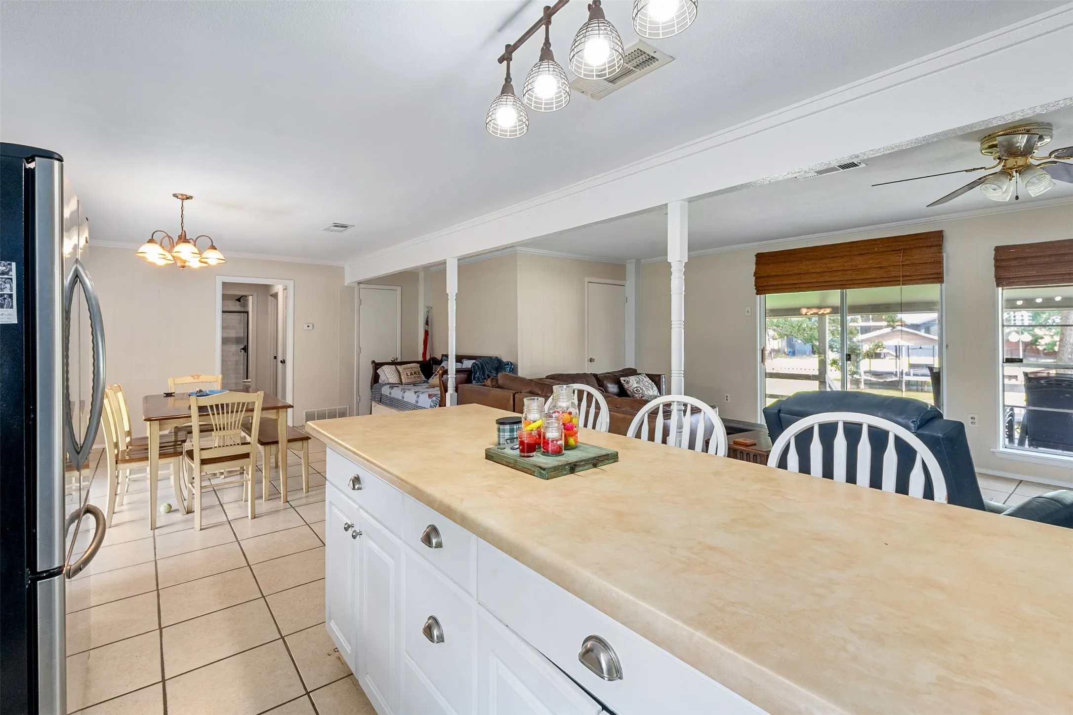 Single Family Residence For Sale in Henderson County , 1725 Oak Shore Drive, Tool, Texas 75143, 2 Bedroom, 3 Bathroom, Garage spaces, 1,416 Sqft, built in 1974, mls#21298914, Real Estate Agent in Tool, Homes For Sale in Henderson county, Homes For Sale in Tool, Realtor in Tool Texas, Real Estate Brokerage Independent Realty Texas, Luminita Cordes Realtor