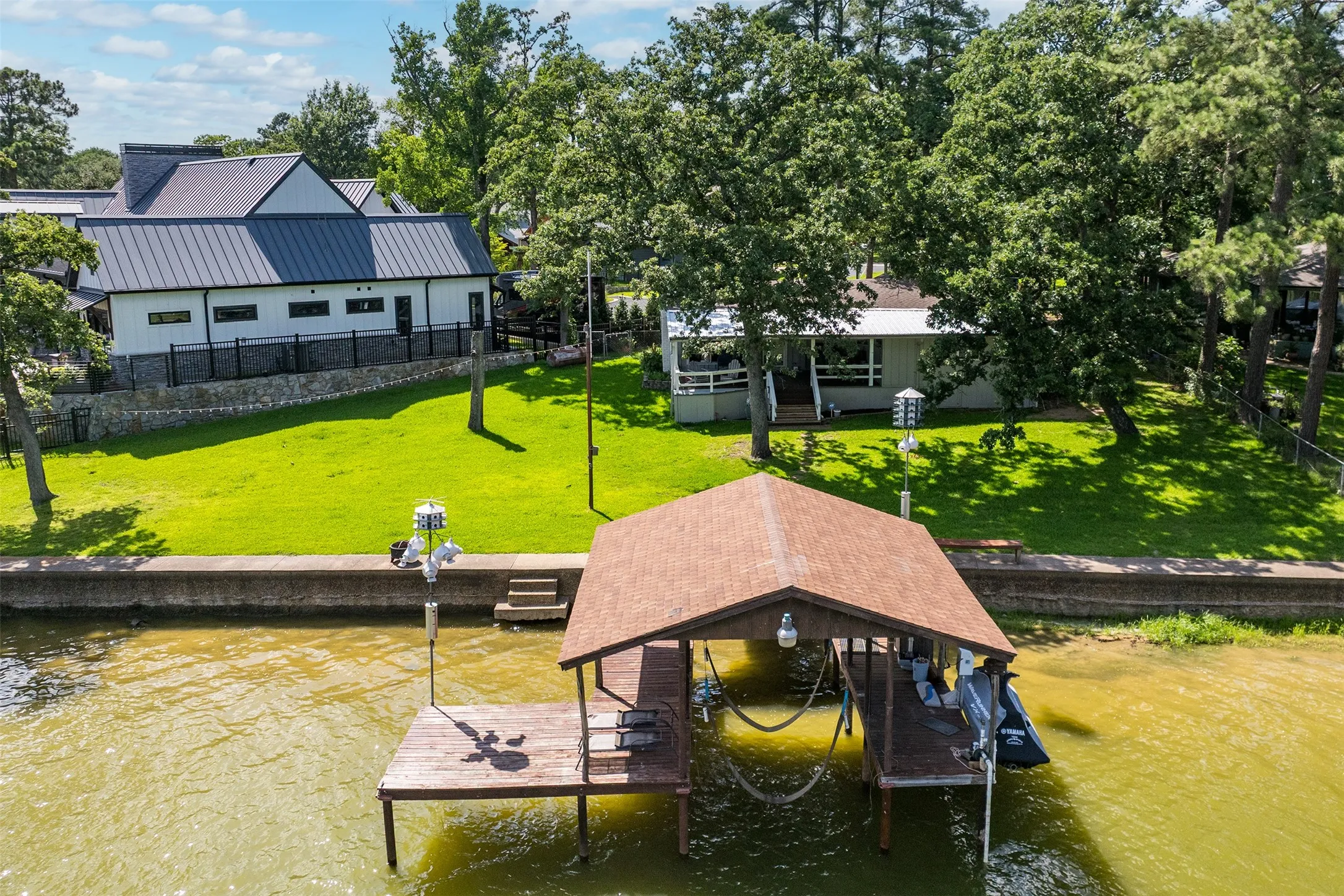 Single Family Residence For Sale in Henderson County , 1725 Oak Shore Drive, Tool, Texas 75143, 2 Bedroom, 3 Bathroom, Garage spaces, 1,416 Sqft, built in 1974, mls#21298914, Real Estate Agent in Tool, Homes For Sale in Henderson county, Homes For Sale in Tool, Realtor in Tool Texas, Real Estate Brokerage Independent Realty Texas, Luminita Cordes Realtor