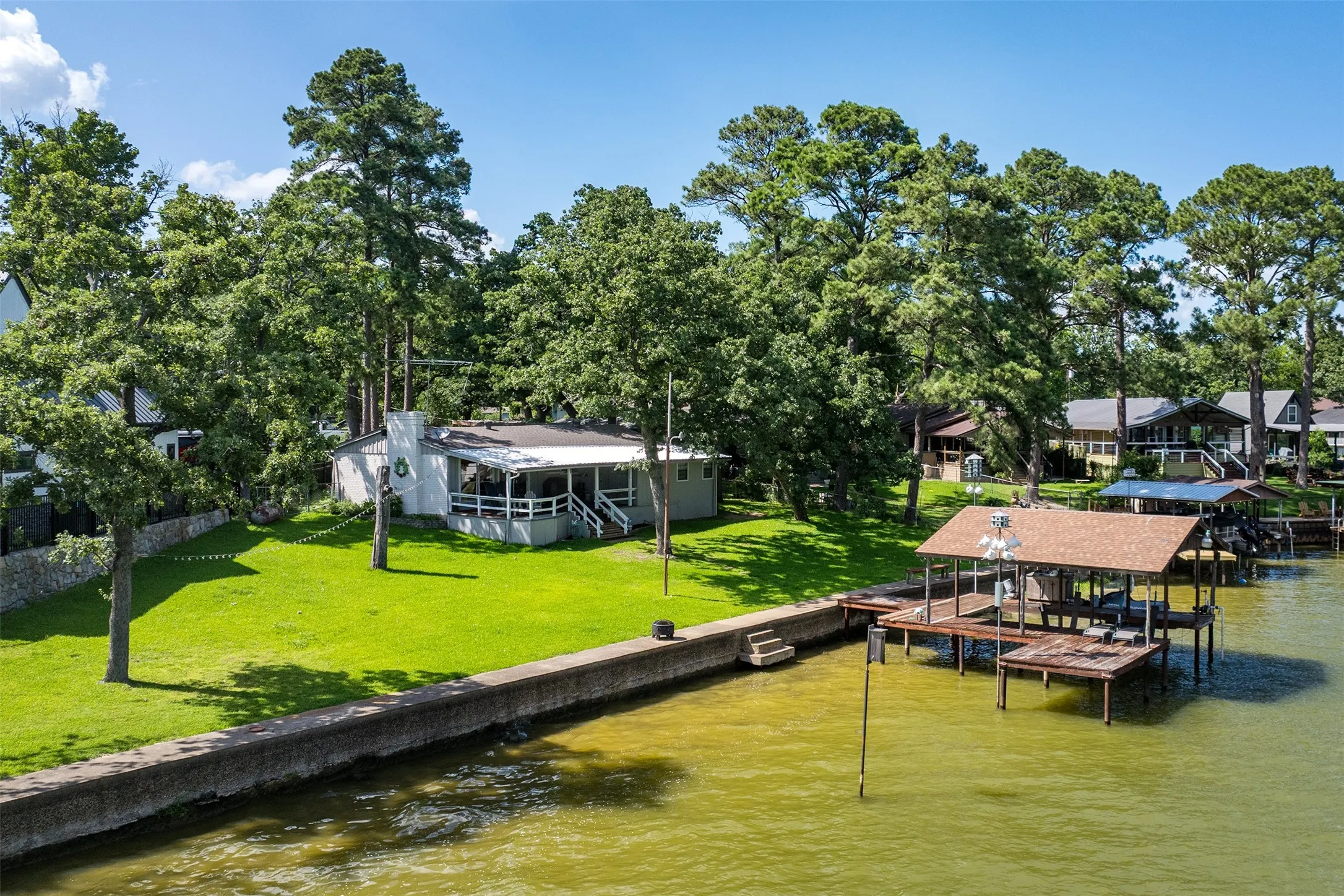 Single Family Residence For Sale in Henderson County , 1725 Oak Shore Drive, Tool, Texas 75143, 2 Bedroom, 3 Bathroom, Garage spaces, 1,416 Sqft, built in 1974, mls#21298914, Real Estate Agent in Tool, Homes For Sale in Henderson county, Homes For Sale in Tool, Realtor in Tool Texas, Real Estate Brokerage Independent Realty Texas, Luminita Cordes Realtor