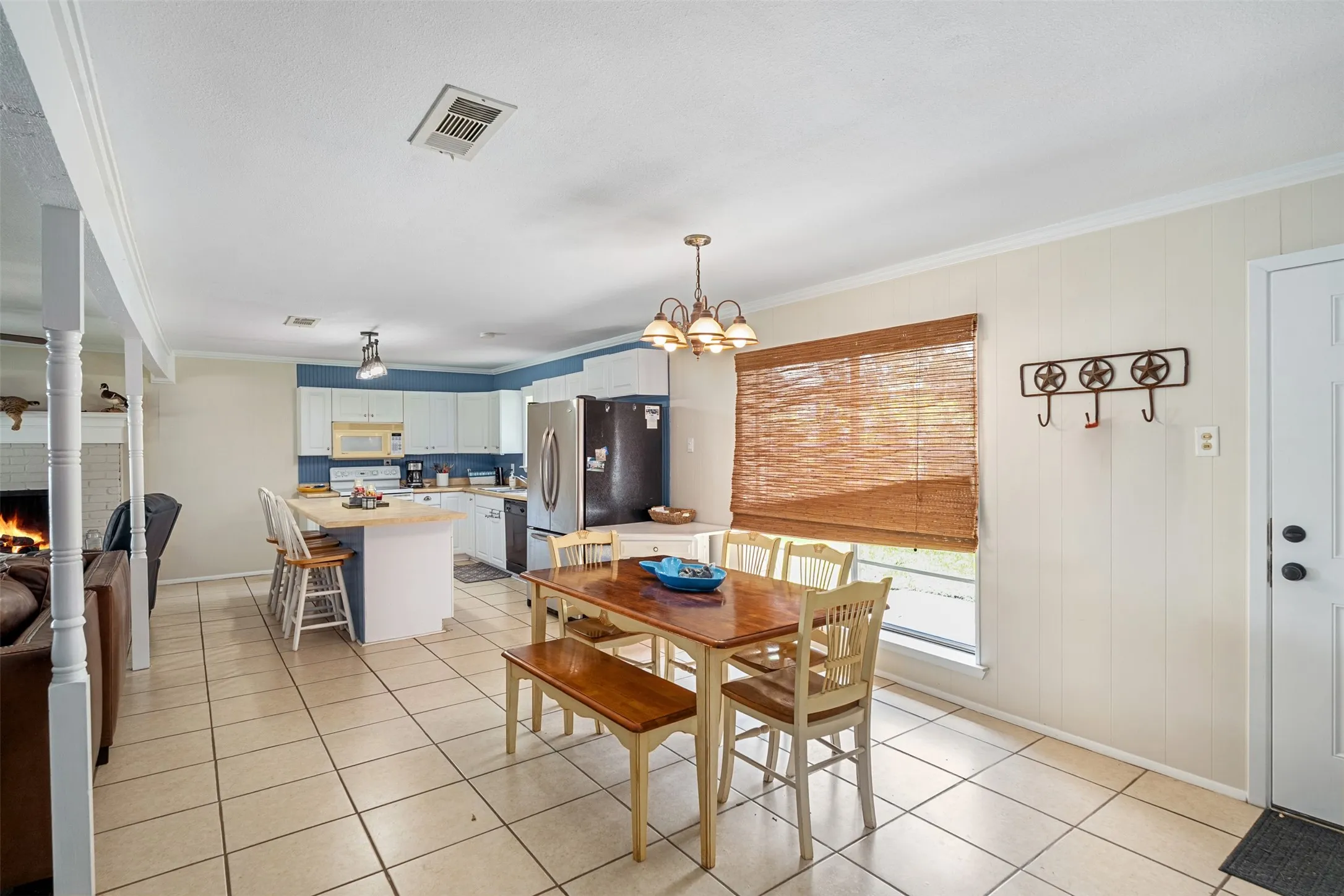 Single Family Residence For Sale in Henderson County , 1725 Oak Shore Drive, Tool, Texas 75143, 2 Bedroom, 3 Bathroom, Garage spaces, 1,416 Sqft, built in 1974, mls#21298914, Real Estate Agent in Tool, Homes For Sale in Henderson county, Homes For Sale in Tool, Realtor in Tool Texas, Real Estate Brokerage Independent Realty Texas, Luminita Cordes Realtor