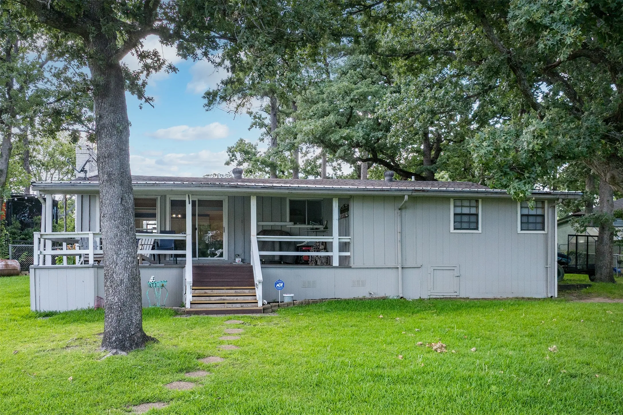 Single Family Residence For Sale in Henderson County , 1725 Oak Shore Drive, Tool, Texas 75143, 2 Bedroom, 3 Bathroom, Garage spaces, 1,416 Sqft, built in 1974, mls#21298914, Real Estate Agent in Tool, Homes For Sale in Henderson county, Homes For Sale in Tool, Realtor in Tool Texas, Real Estate Brokerage Independent Realty Texas, Luminita Cordes Realtor