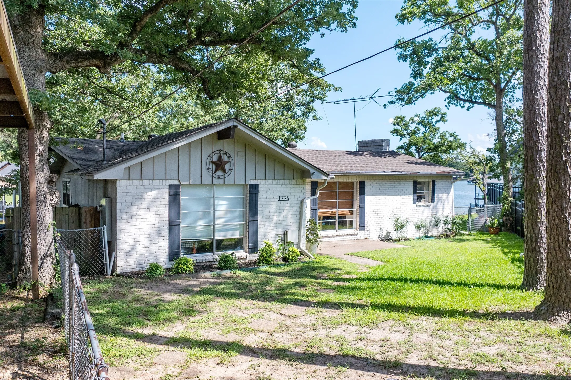 Single Family Residence For Sale in Henderson County , 1725 Oak Shore Drive, Tool, Texas 75143, 2 Bedroom, 3 Bathroom, Garage spaces, 1,416 Sqft, built in 1974, mls#21298914, Real Estate Agent in Tool, Homes For Sale in Henderson county, Homes For Sale in Tool, Realtor in Tool Texas, Real Estate Brokerage Independent Realty Texas, Luminita Cordes Realtor
