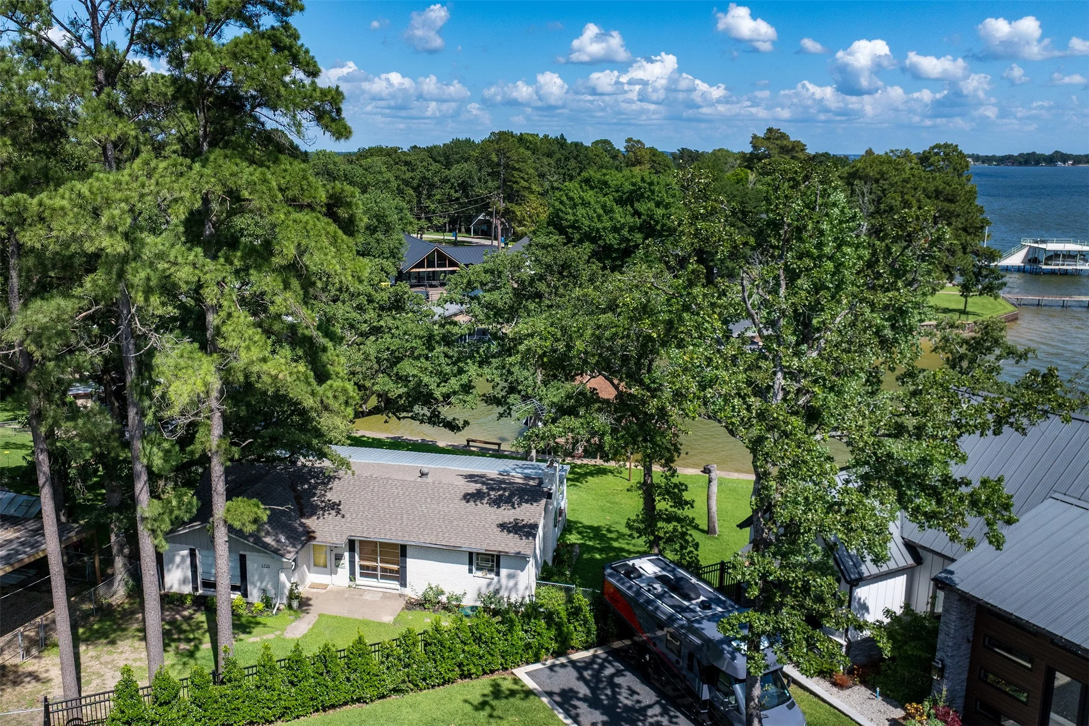 Single Family Residence For Sale in Henderson County , 1725 Oak Shore Drive, Tool, Texas 75143, 2 Bedroom, 3 Bathroom, Garage spaces, 1,416 Sqft, built in 1974, mls#21298914, Real Estate Agent in Tool, Homes For Sale in Henderson county, Homes For Sale in Tool, Realtor in Tool Texas, Real Estate Brokerage Independent Realty Texas, Luminita Cordes Realtor