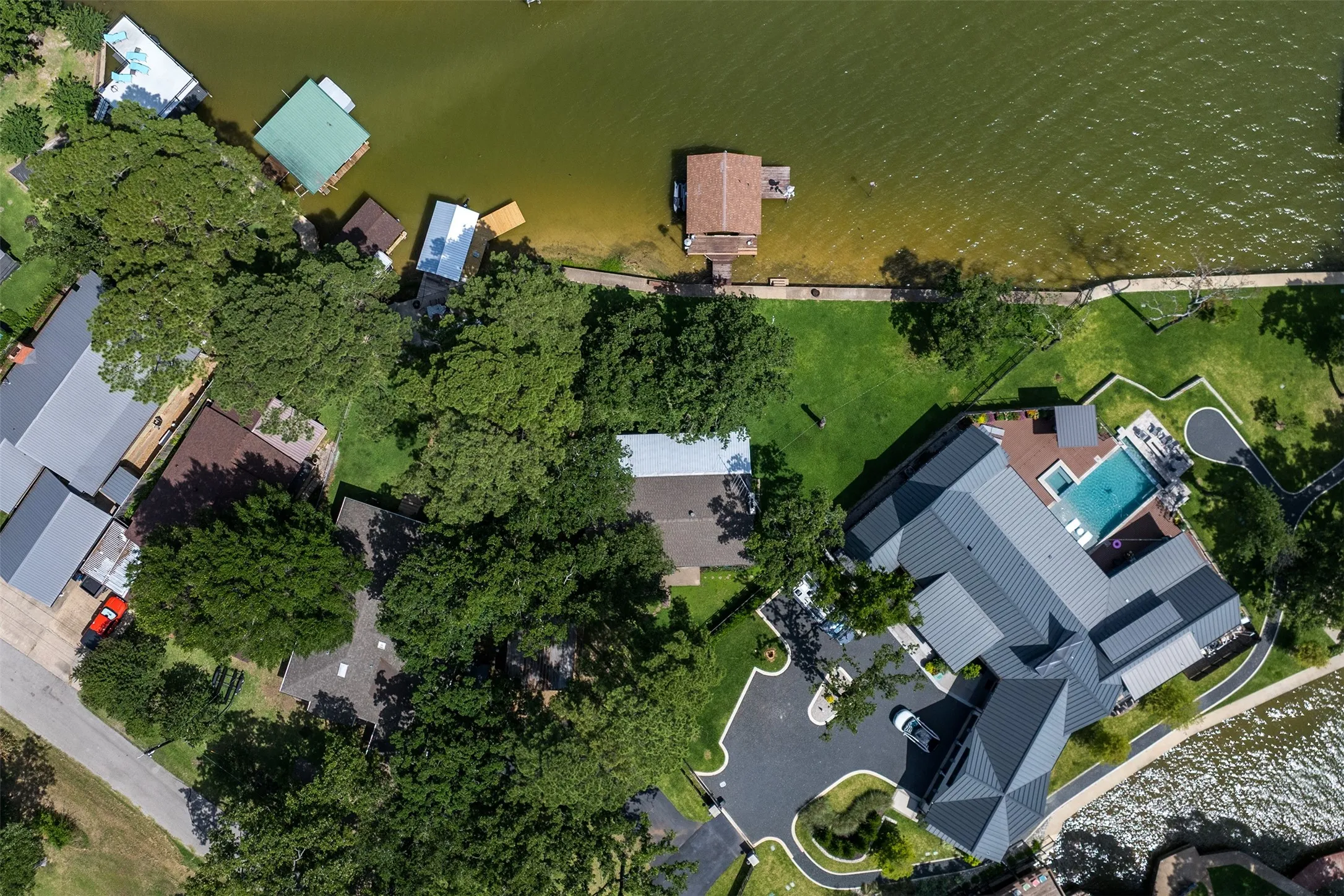 Single Family Residence For Sale in Henderson County , 1725 Oak Shore Drive, Tool, Texas 75143, 2 Bedroom, 3 Bathroom, Garage spaces, 1,416 Sqft, built in 1974, mls#21298914, Real Estate Agent in Tool, Homes For Sale in Henderson county, Homes For Sale in Tool, Realtor in Tool Texas, Real Estate Brokerage Independent Realty Texas, Luminita Cordes Realtor