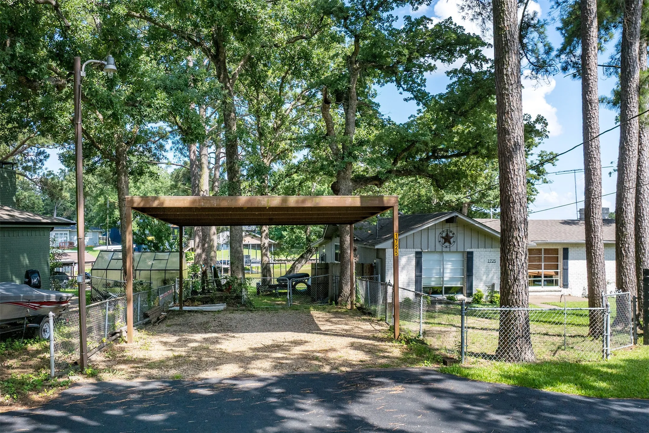 Single Family Residence For Sale in Henderson County , 1725 Oak Shore Drive, Tool, Texas 75143, 2 Bedroom, 3 Bathroom, Garage spaces, 1,416 Sqft, built in 1974, mls#21298914, Real Estate Agent in Tool, Homes For Sale in Henderson county, Homes For Sale in Tool, Realtor in Tool Texas, Real Estate Brokerage Independent Realty Texas, Luminita Cordes Realtor