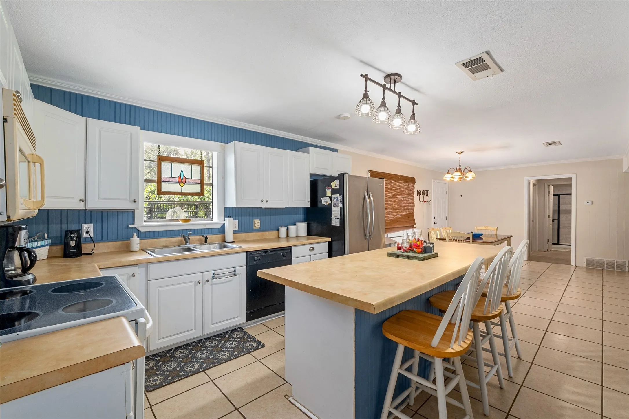 Single Family Residence For Sale in Henderson County , 1725 Oak Shore Drive, Tool, Texas 75143, 2 Bedroom, 3 Bathroom, Garage spaces, 1,416 Sqft, built in 1974, mls#21298914, Real Estate Agent in Tool, Homes For Sale in Henderson county, Homes For Sale in Tool, Realtor in Tool Texas, Real Estate Brokerage Independent Realty Texas, Luminita Cordes Realtor