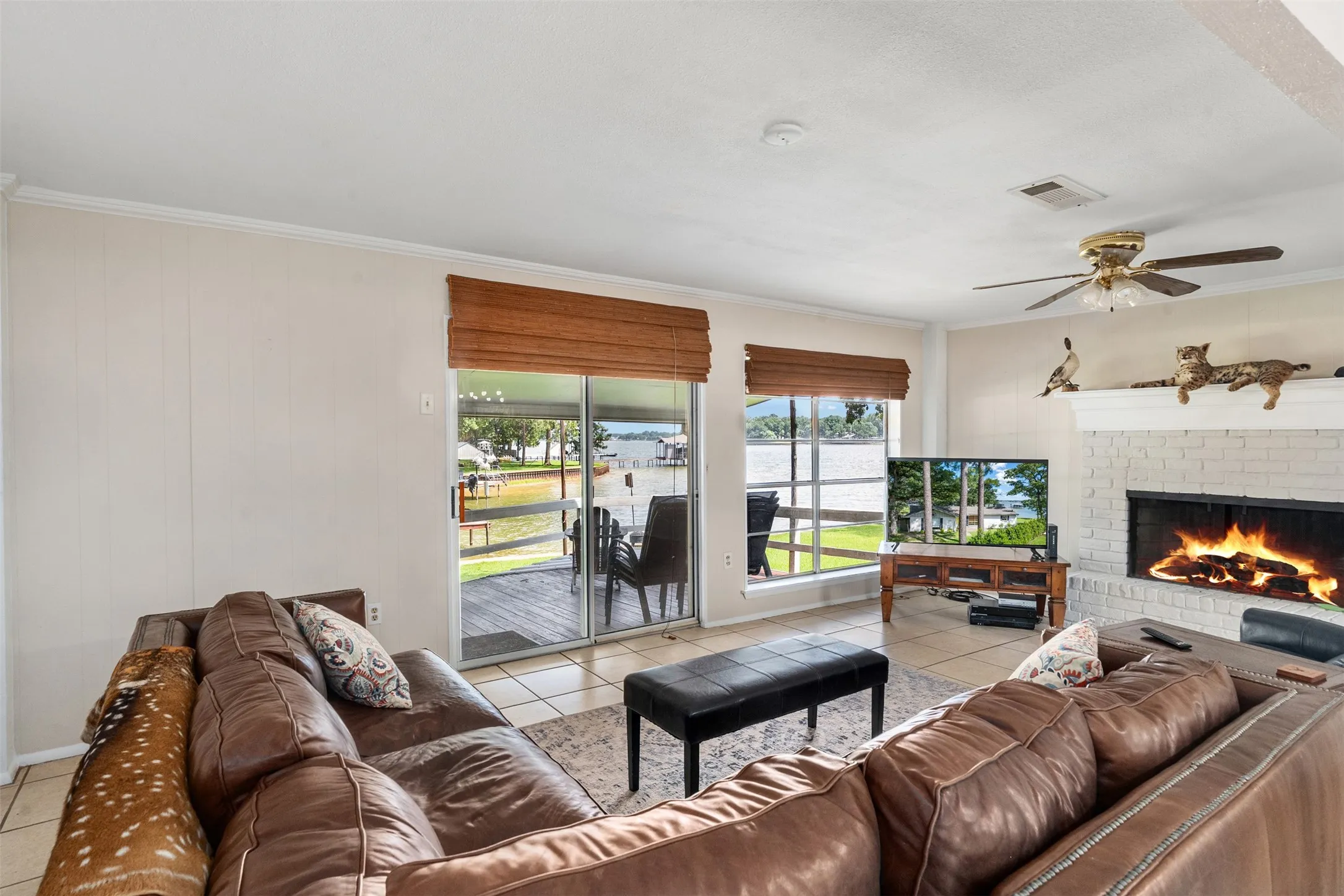 Single Family Residence For Sale in Henderson County , 1725 Oak Shore Drive, Tool, Texas 75143, 2 Bedroom, 3 Bathroom, Garage spaces, 1,416 Sqft, built in 1974, mls#21298914, Real Estate Agent in Tool, Homes For Sale in Henderson county, Homes For Sale in Tool, Realtor in Tool Texas, Real Estate Brokerage Independent Realty Texas, Luminita Cordes Realtor