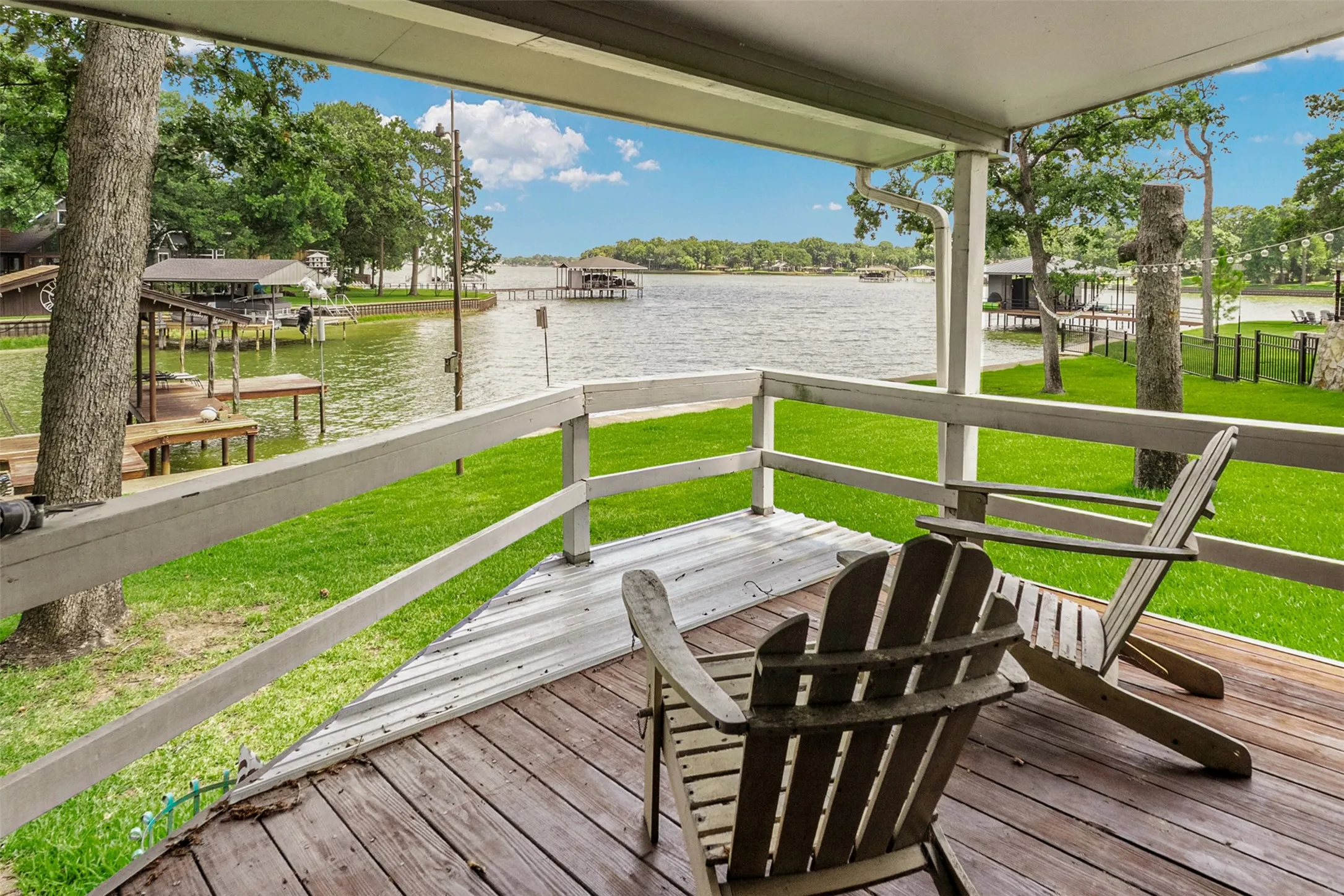 Single Family Residence For Sale in Henderson County , 1725 Oak Shore Drive, Tool, Texas 75143, 2 Bedroom, 3 Bathroom, Garage spaces, 1,416 Sqft, built in 1974, mls#21298914, Real Estate Agent in Tool, Homes For Sale in Henderson county, Homes For Sale in Tool, Realtor in Tool Texas, Real Estate Brokerage Independent Realty Texas, Luminita Cordes Realtor