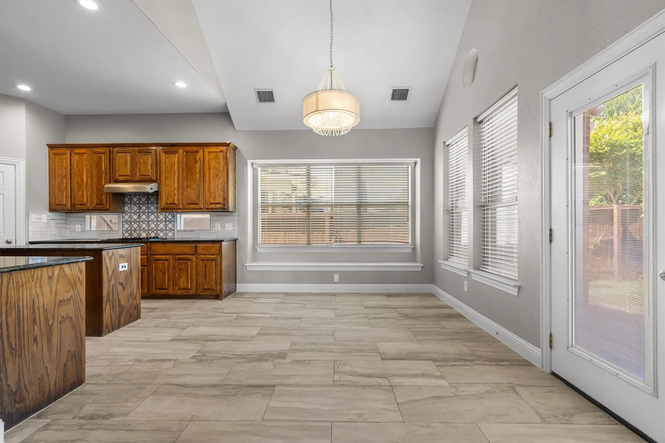Single Family Residence For Sale in Denton County , 8381 Fullerton Street, Lantana, Texas 76226, 5 Bedroom, 4 Bathroom, 3 Garage spaces, 4,189 Sqft, built in 2006, mls#21295530, Real Estate Agent in Lantana, Homes For Sale in Denton county, Homes For Sale in Lantana, Realtor in Lantana Texas, Real Estate Brokerage Independent Realty Texas, Luminita Cordes Realtor