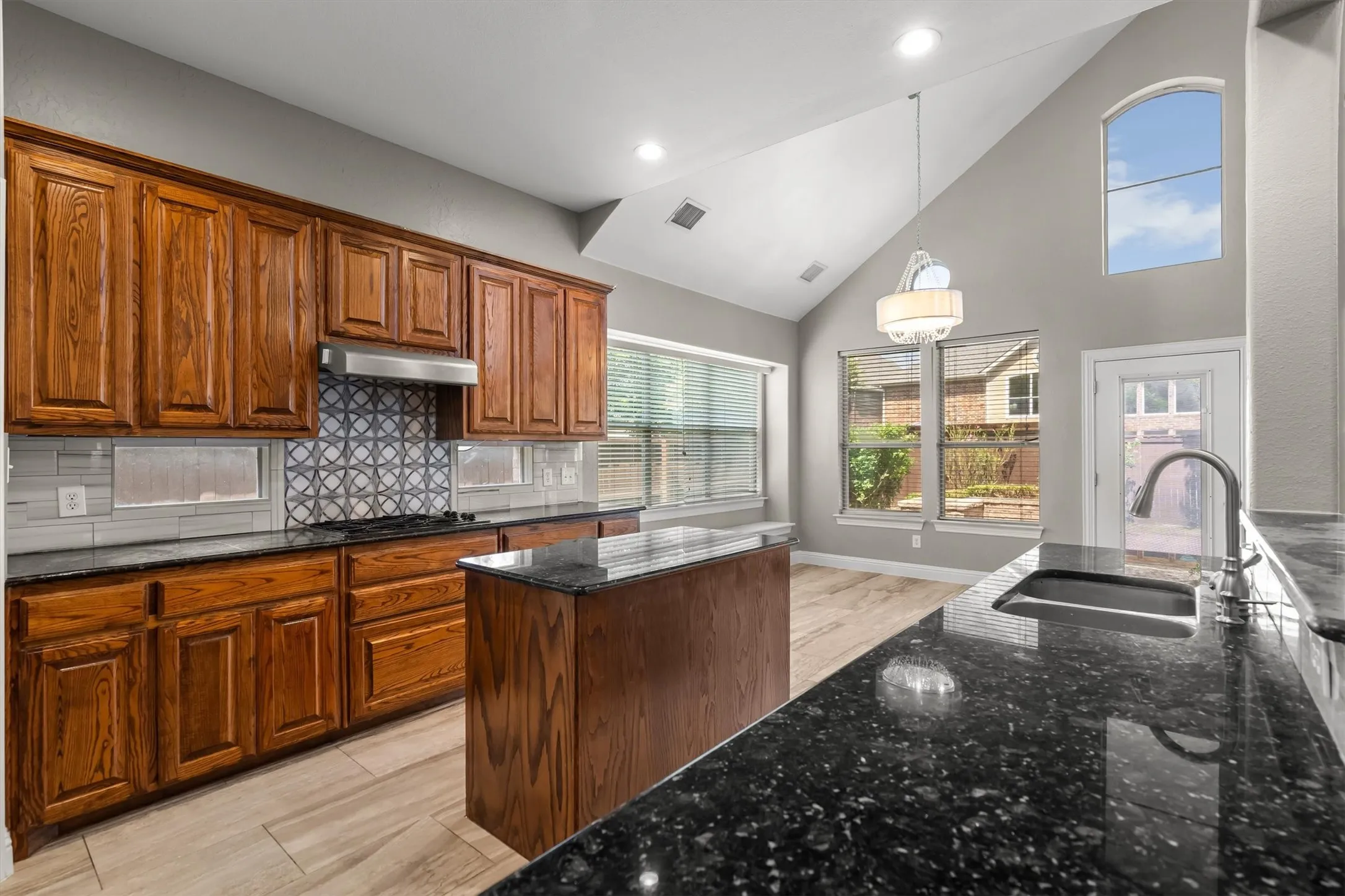Single Family Residence For Sale in Denton County , 8381 Fullerton Street, Lantana, Texas 76226, 5 Bedroom, 4 Bathroom, 3 Garage spaces, 4,189 Sqft, built in 2006, mls#21295530, Real Estate Agent in Lantana, Homes For Sale in Denton county, Homes For Sale in Lantana, Realtor in Lantana Texas, Real Estate Brokerage Independent Realty Texas, Luminita Cordes Realtor
