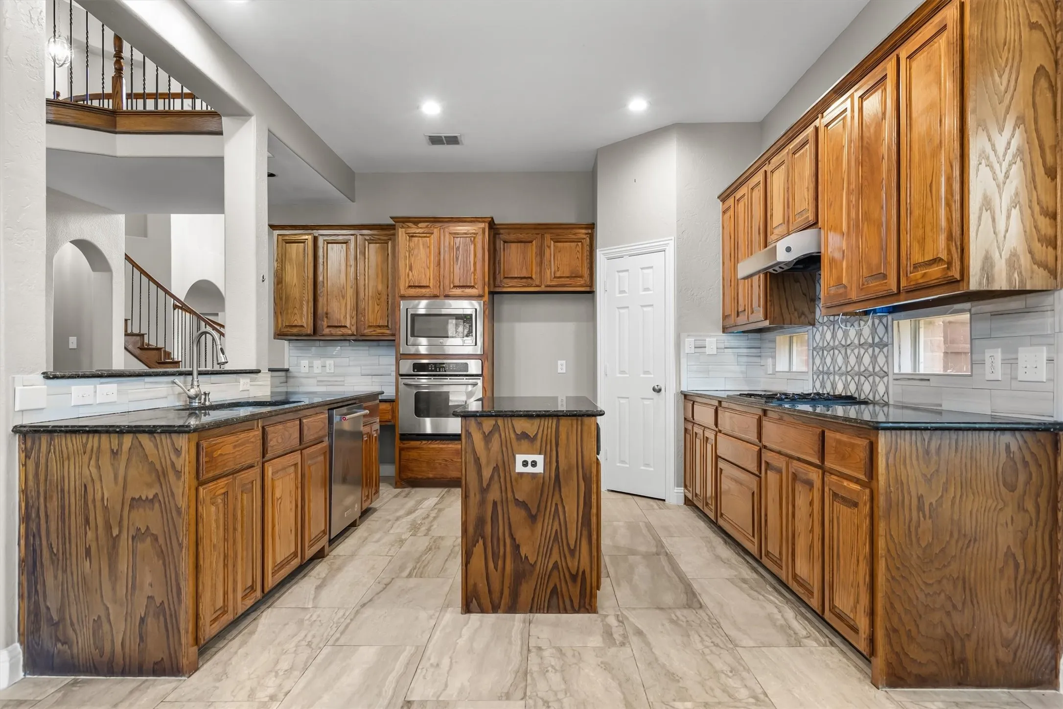Single Family Residence For Sale in Denton County , 8381 Fullerton Street, Lantana, Texas 76226, 5 Bedroom, 4 Bathroom, 3 Garage spaces, 4,189 Sqft, built in 2006, mls#21295530, Real Estate Agent in Lantana, Homes For Sale in Denton county, Homes For Sale in Lantana, Realtor in Lantana Texas, Real Estate Brokerage Independent Realty Texas, Luminita Cordes Realtor