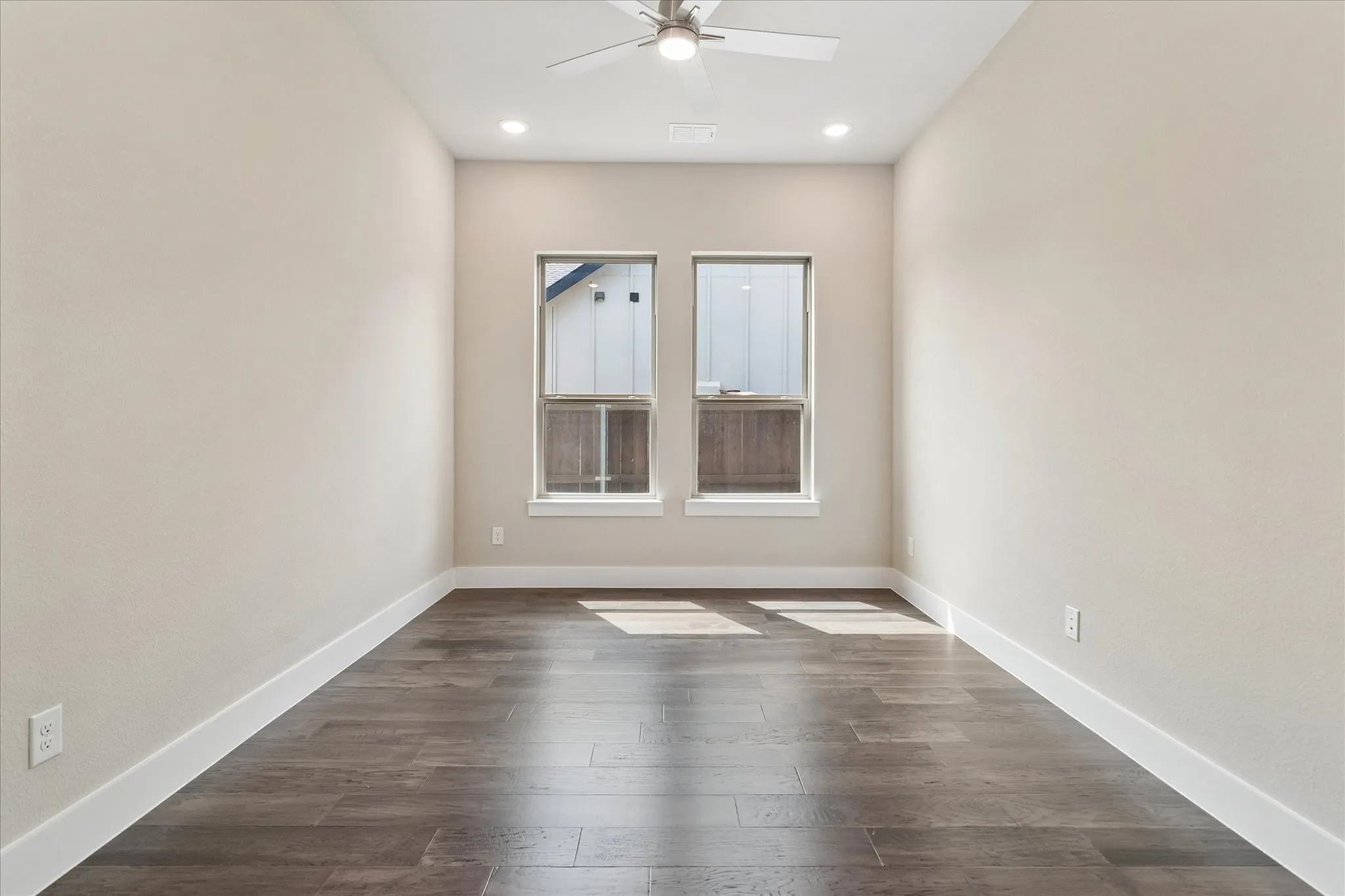 Single Family Residence For Sale in Collin County , 914 Paradise Lane, Wylie, Texas 75098, 5 Bedroom, 4 Bathroom, 3 Garage spaces, 3,818 Sqft, built in 2022, mls#21299031, Real Estate Agent in Wylie, Homes For Sale in Collin county, Homes For Sale in Wylie, Realtor in Wylie Texas, Real Estate Brokerage Independent Realty Texas, Luminita Cordes Realtor