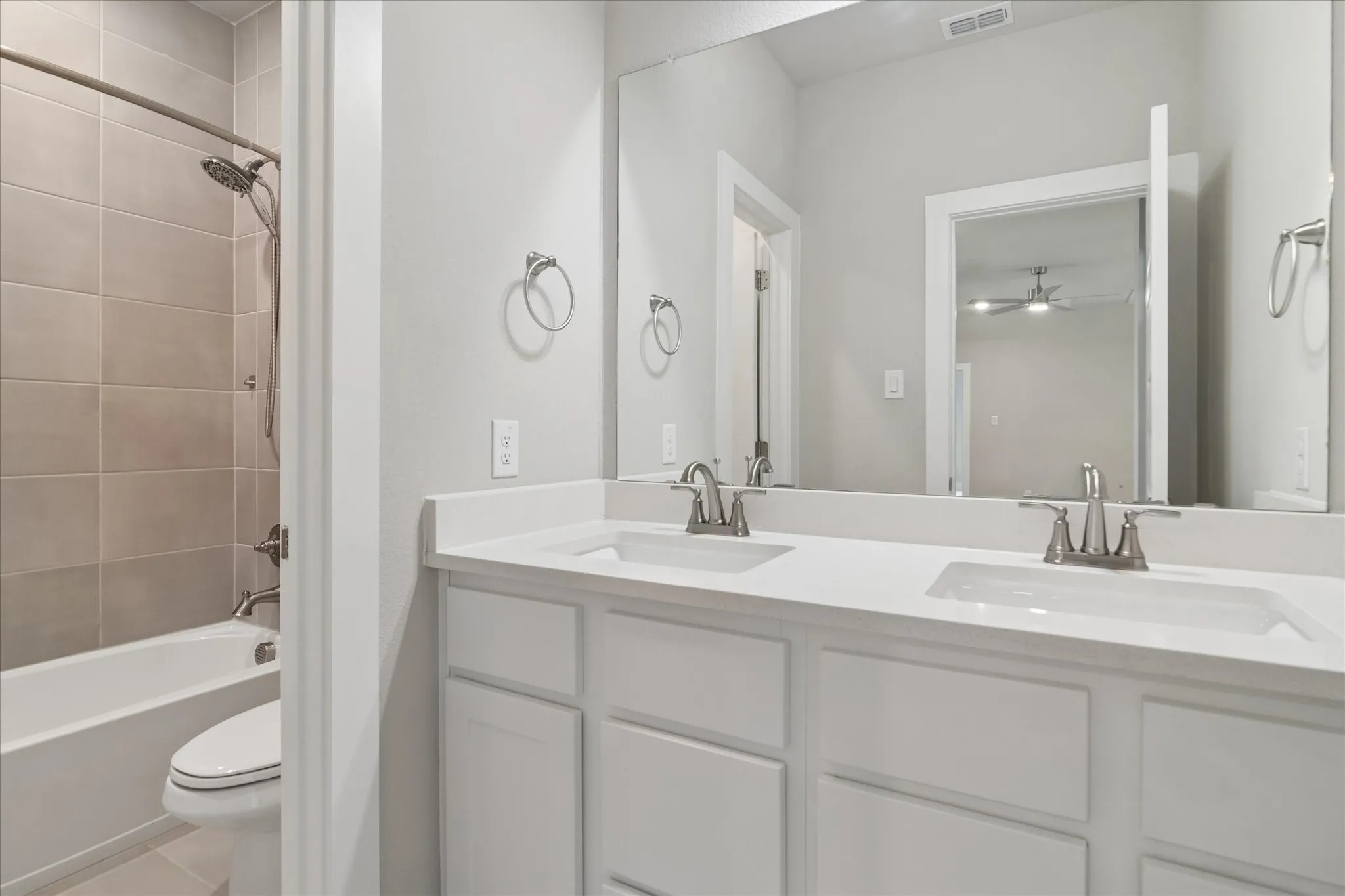 Single Family Residence For Sale in Collin County , 914 Paradise Lane, Wylie, Texas 75098, 5 Bedroom, 4 Bathroom, 3 Garage spaces, 3,818 Sqft, built in 2022, mls#21299031, Real Estate Agent in Wylie, Homes For Sale in Collin county, Homes For Sale in Wylie, Realtor in Wylie Texas, Real Estate Brokerage Independent Realty Texas, Luminita Cordes Realtor