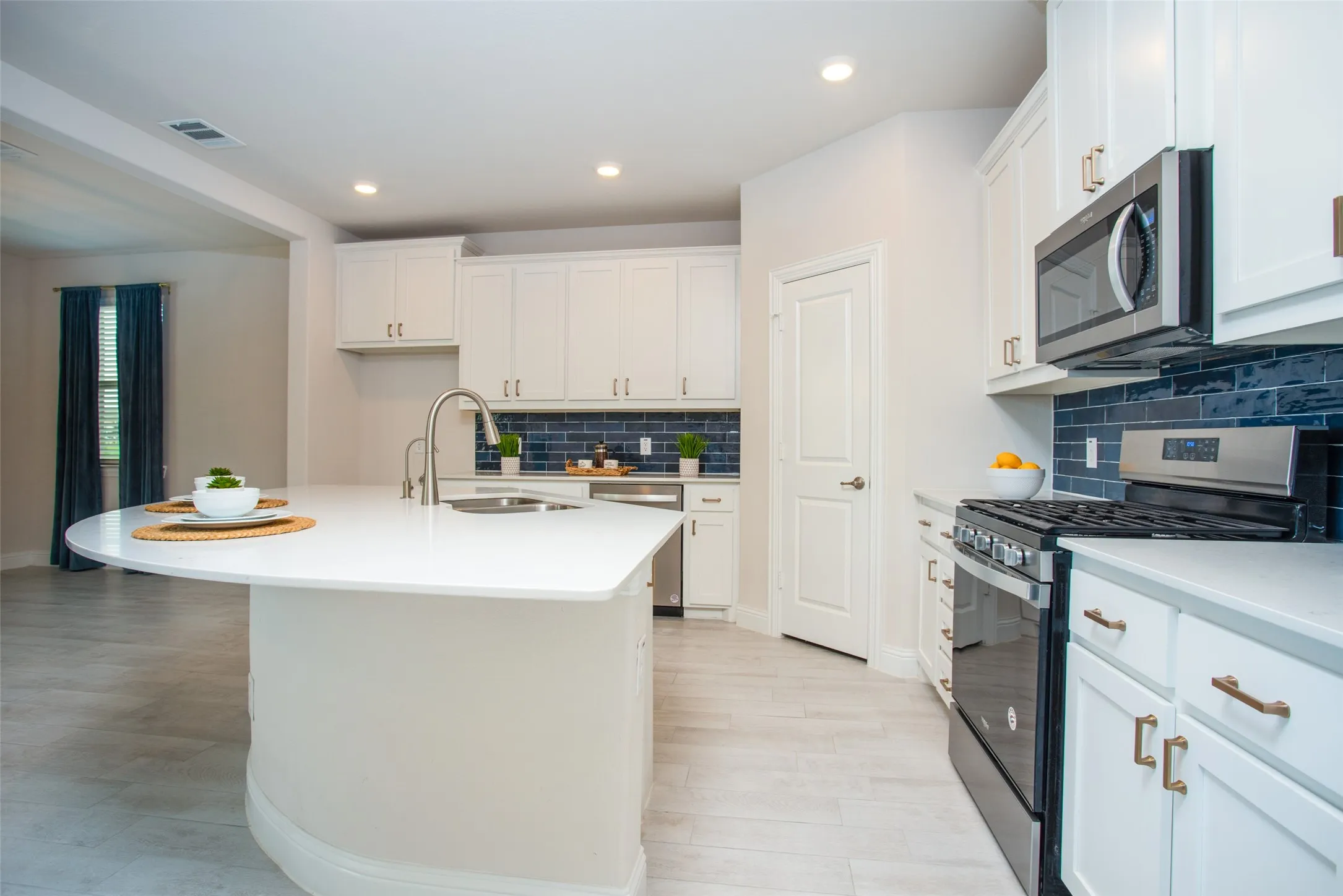 Single Family Residence For Rent in Denton County , 1304 Wildflower Way, Little Elm, Texas 76227, 4 Bedroom, 3 Bathroom, 2 Garage spaces, 2,402 Sqft, built in 2021, mls#21300458, Real Estate Agent in Little Elm, Homes For Rent in Denton county, Homes For Rent in Little Elm, Realtor in Little Elm Texas, Real Estate Brokerage Independent Realty Texas, Luminita Cordes Realtor