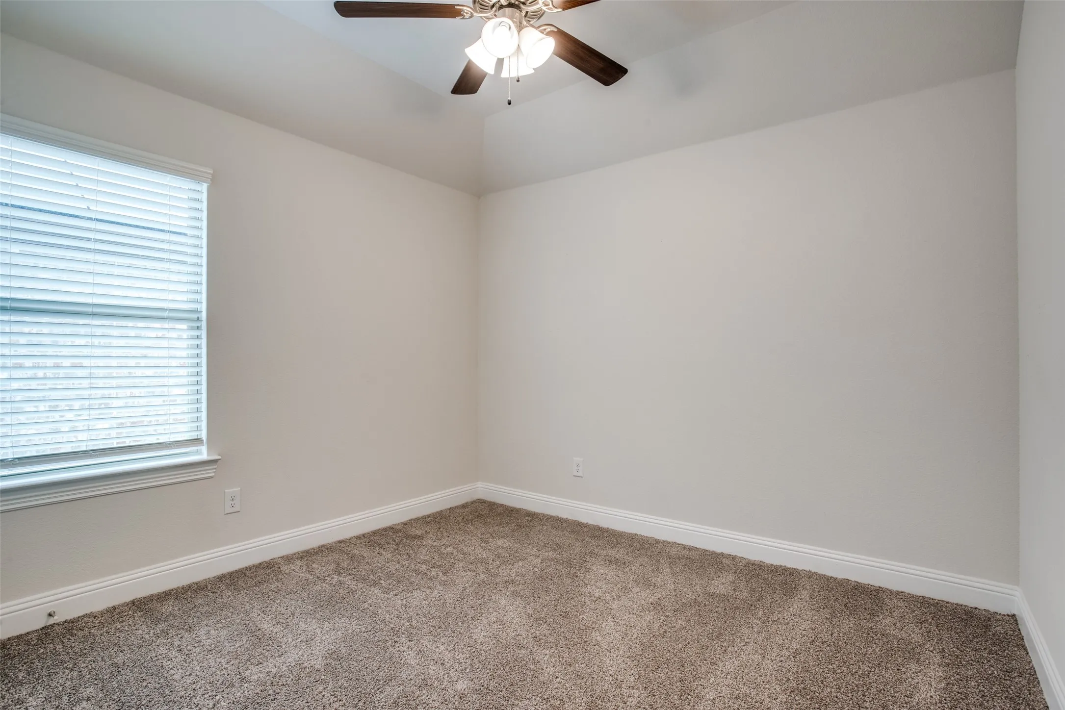 Single Family Residence For Rent in Denton County , 1304 Wildflower Way, Little Elm, Texas 76227, 4 Bedroom, 3 Bathroom, 2 Garage spaces, 2,402 Sqft, built in 2021, mls#21300458, Real Estate Agent in Little Elm, Homes For Rent in Denton county, Homes For Rent in Little Elm, Realtor in Little Elm Texas, Real Estate Brokerage Independent Realty Texas, Luminita Cordes Realtor