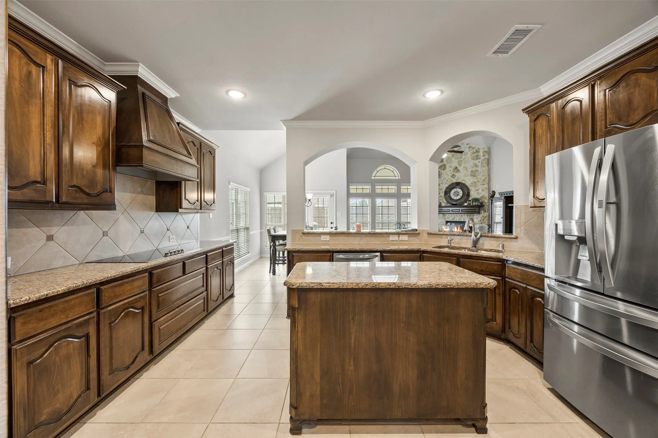 Imagine the feasts that can be prepared with all this space!