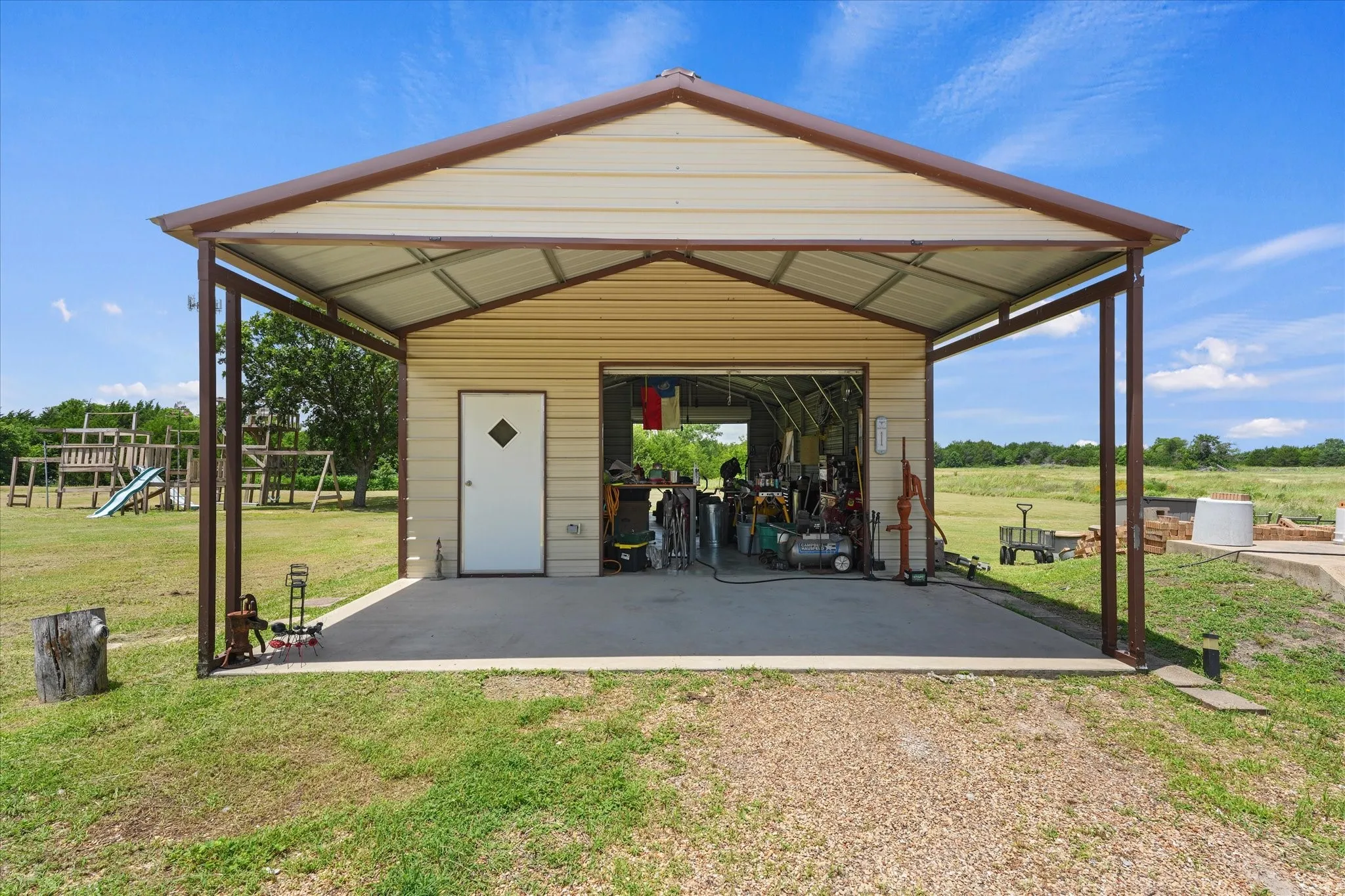 Single Family Residence For Sale in Collin County , 4480 County Road 551, Farmersville, Texas 75442, 4 Bedroom, 3 Bathroom, 2 Garage spaces, 1,872 Sqft, built in 1994, mls#21298128, Real Estate Agent in Farmersville, Homes For Sale in Collin county, Homes For Sale in Farmersville, Realtor in Farmersville Texas, Real Estate Brokerage Independent Realty Texas, Luminita Cordes Realtor