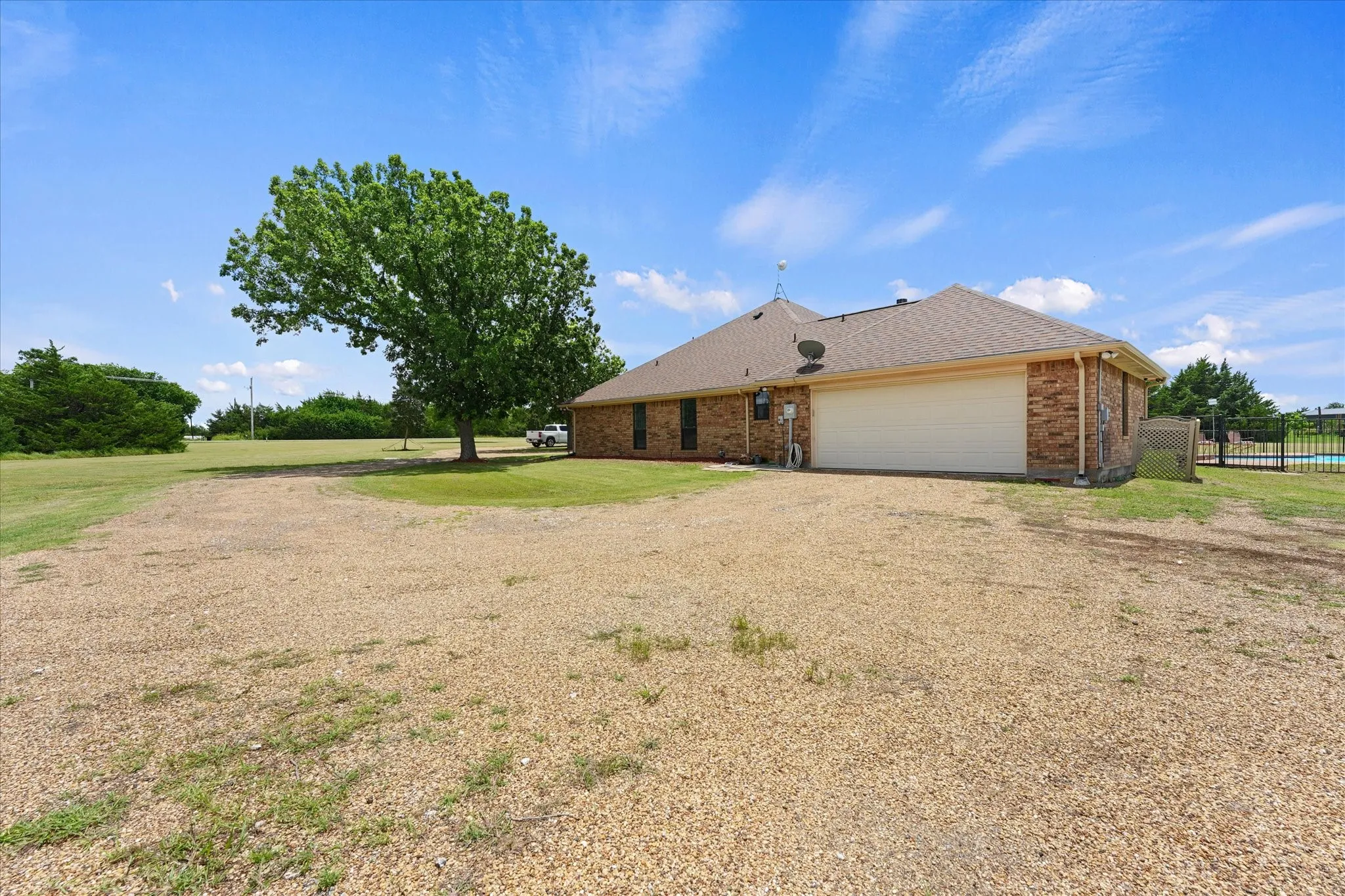 Single Family Residence For Sale in Collin County , 4480 County Road 551, Farmersville, Texas 75442, 4 Bedroom, 3 Bathroom, 2 Garage spaces, 1,872 Sqft, built in 1994, mls#21298128, Real Estate Agent in Farmersville, Homes For Sale in Collin county, Homes For Sale in Farmersville, Realtor in Farmersville Texas, Real Estate Brokerage Independent Realty Texas, Luminita Cordes Realtor