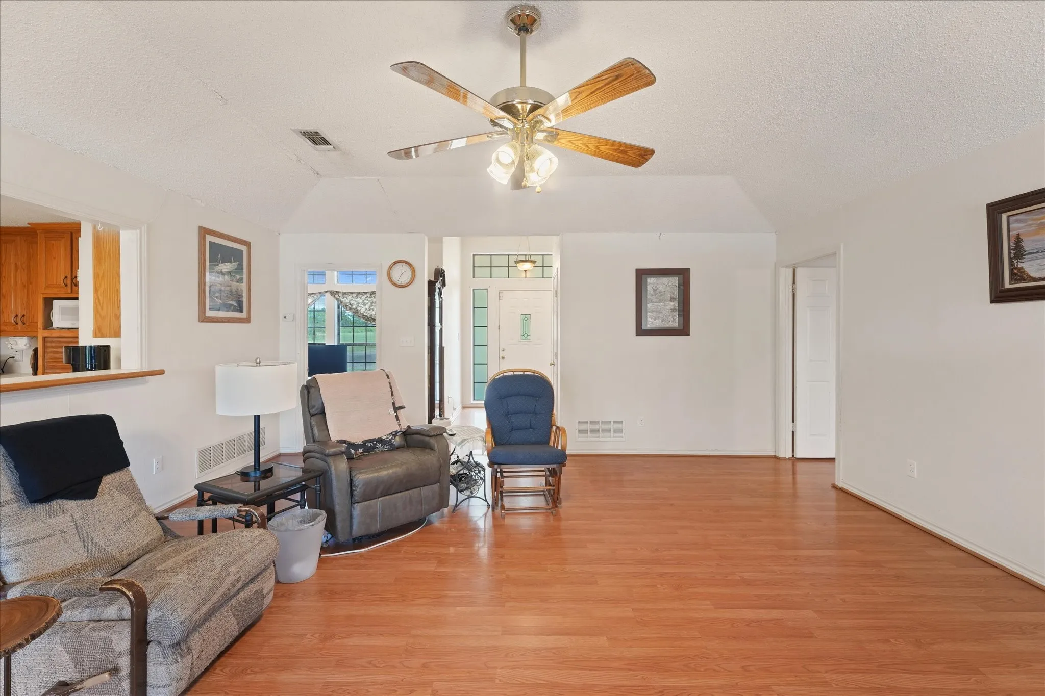 Single Family Residence For Sale in Collin County , 4480 County Road 551, Farmersville, Texas 75442, 4 Bedroom, 3 Bathroom, 2 Garage spaces, 1,872 Sqft, built in 1994, mls#21298128, Real Estate Agent in Farmersville, Homes For Sale in Collin county, Homes For Sale in Farmersville, Realtor in Farmersville Texas, Real Estate Brokerage Independent Realty Texas, Luminita Cordes Realtor